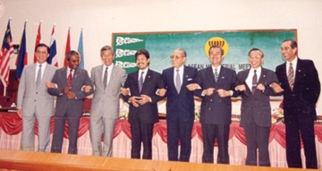 Nguyên Phó Thủ tướng, Bộ trưởng Ngoại giao Nguyễn Mạnh Cầm (thứ 2 từ phải) cùng các Ngoại trưởng ASEAN trong cuộc họp kết nạp Việt Nam vào ASEAN tại Brunei. (Ảnh: Chinhphu.vn)