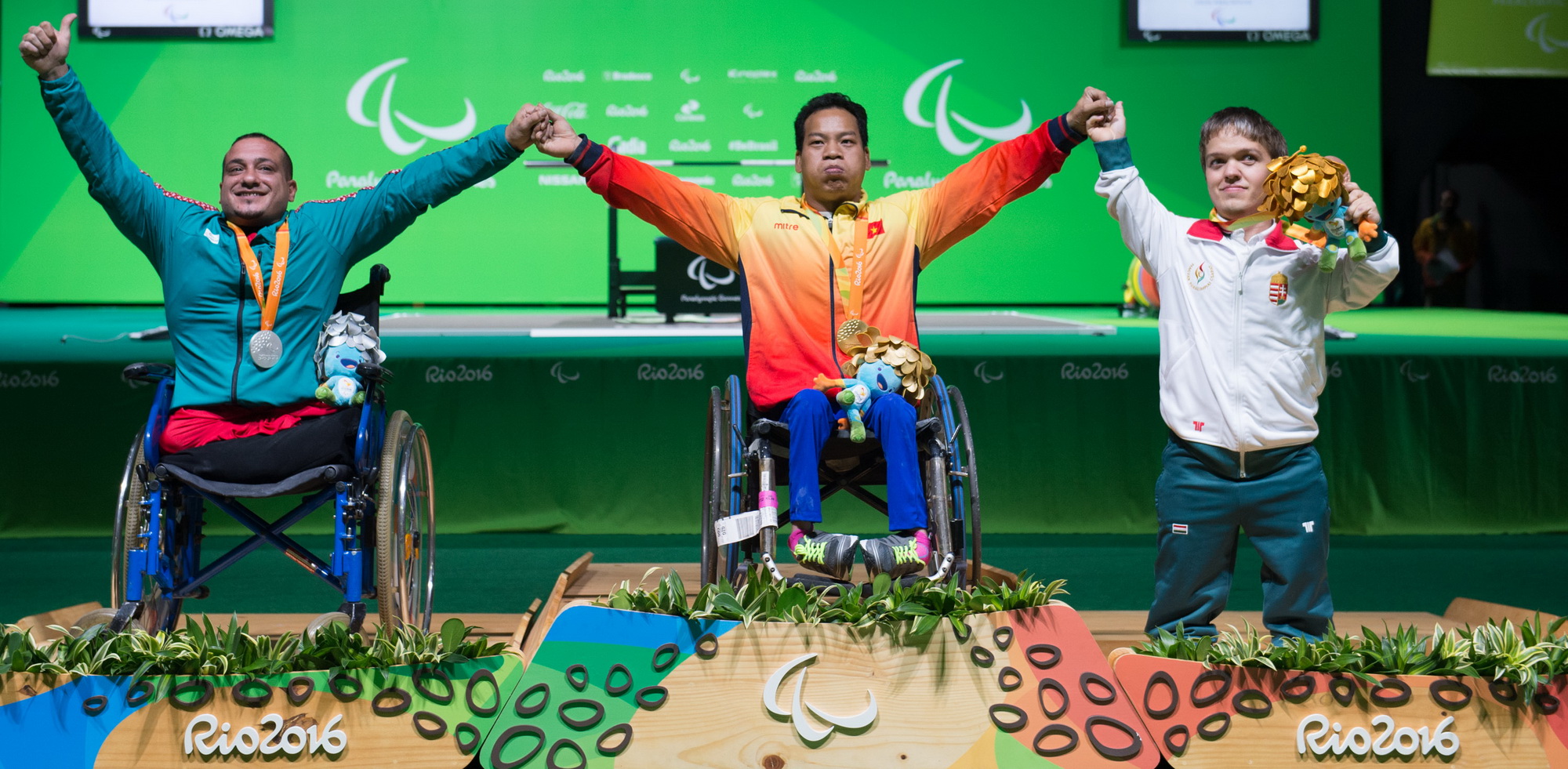 Rạng sáng 9/9, vận động viên Lê Văn Công đã xuất sắc giành huy chương vàng và phá kỷ lục hạng cân 49kg cử tạ nam tại Thế vận hội dành cho người khuyết tật Paralympic 2016 ở Rio de Janeiro, Brazil. (Nguồn: THX/TTXVN)