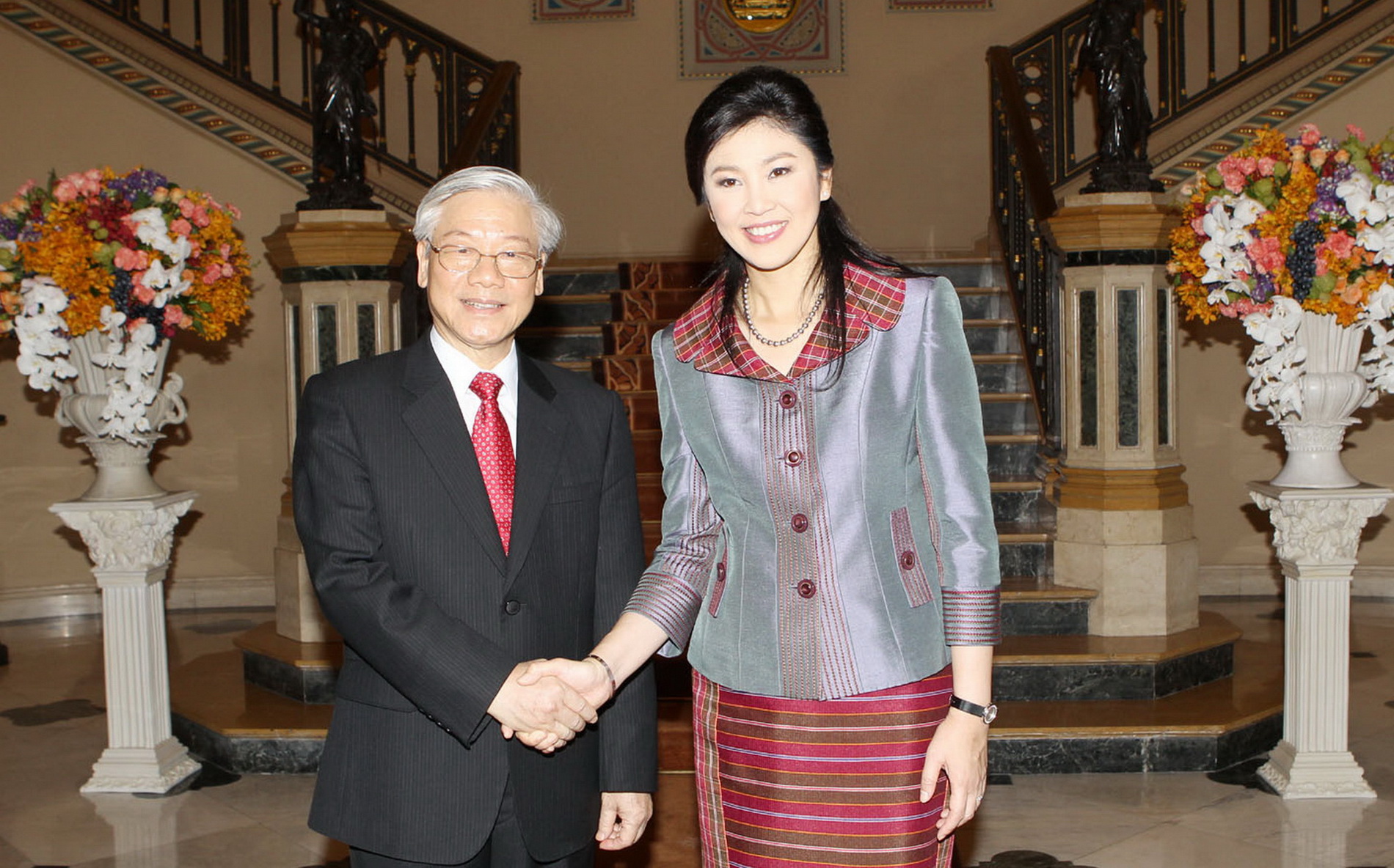 Tổng Bí thư Nguyễn Phú Trọng trong chuyến thăm Thái Lan vào tháng 6/2013, chụp cùng Thủ tướng Thái Lan Yingluck Shinawatra tại lễ đón. (Ảnh: Trí Dũng-TTXVN)