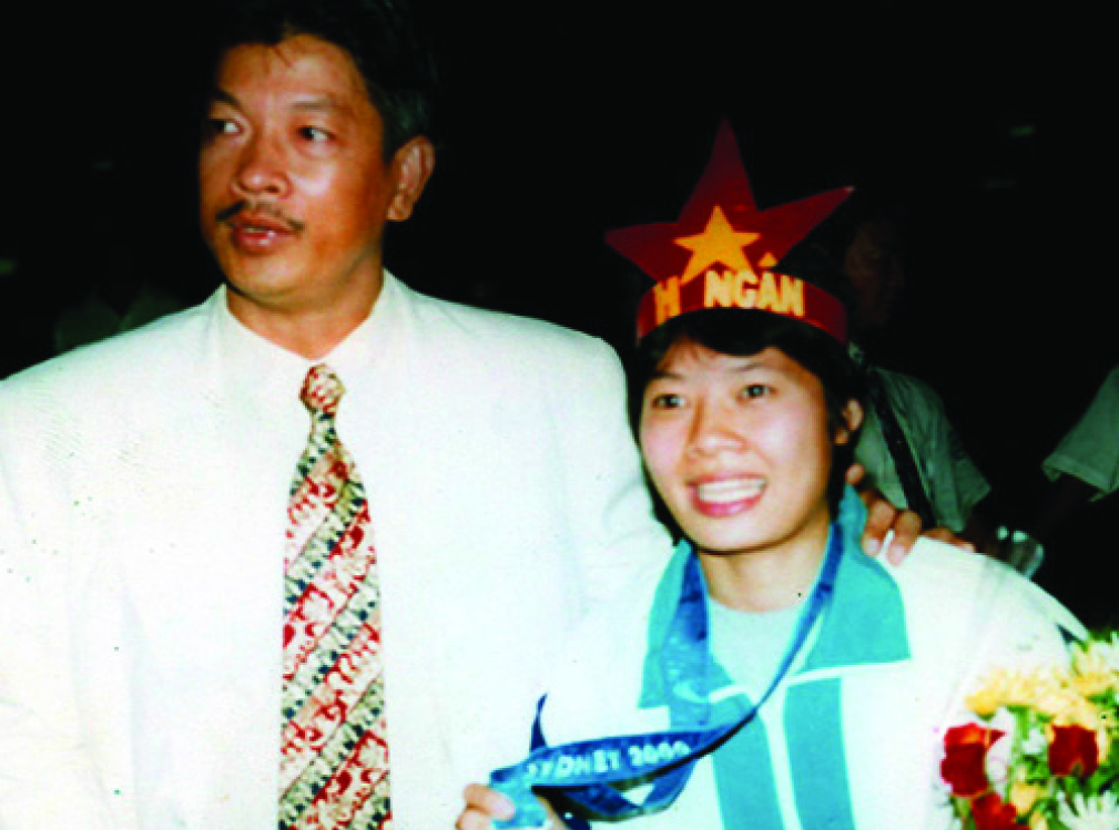 Hiếu Ngân và huấn luyện viên Trương Ngọc Để (trái) - người góp công rất lớn trong thành công của cô.