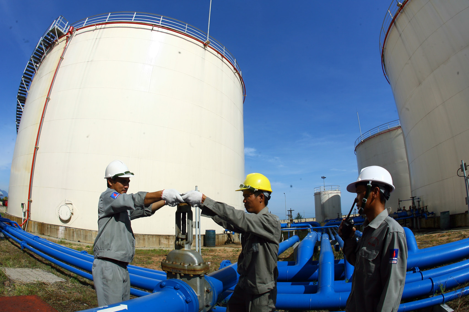 Vận hành thiết bị cung ứng xăng dầu tại Kho cảng xăng dầu Chân Mây (Thừa Thiên-Huế) thuộc PV OIL. (Ảnh: TTXVN)