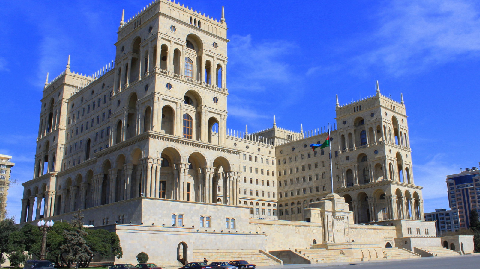 Tòa nhà Chính phủ Azerbaijan (Ảnh: ĐSQ Azerbaijan tại Việt Nam cung cấp)