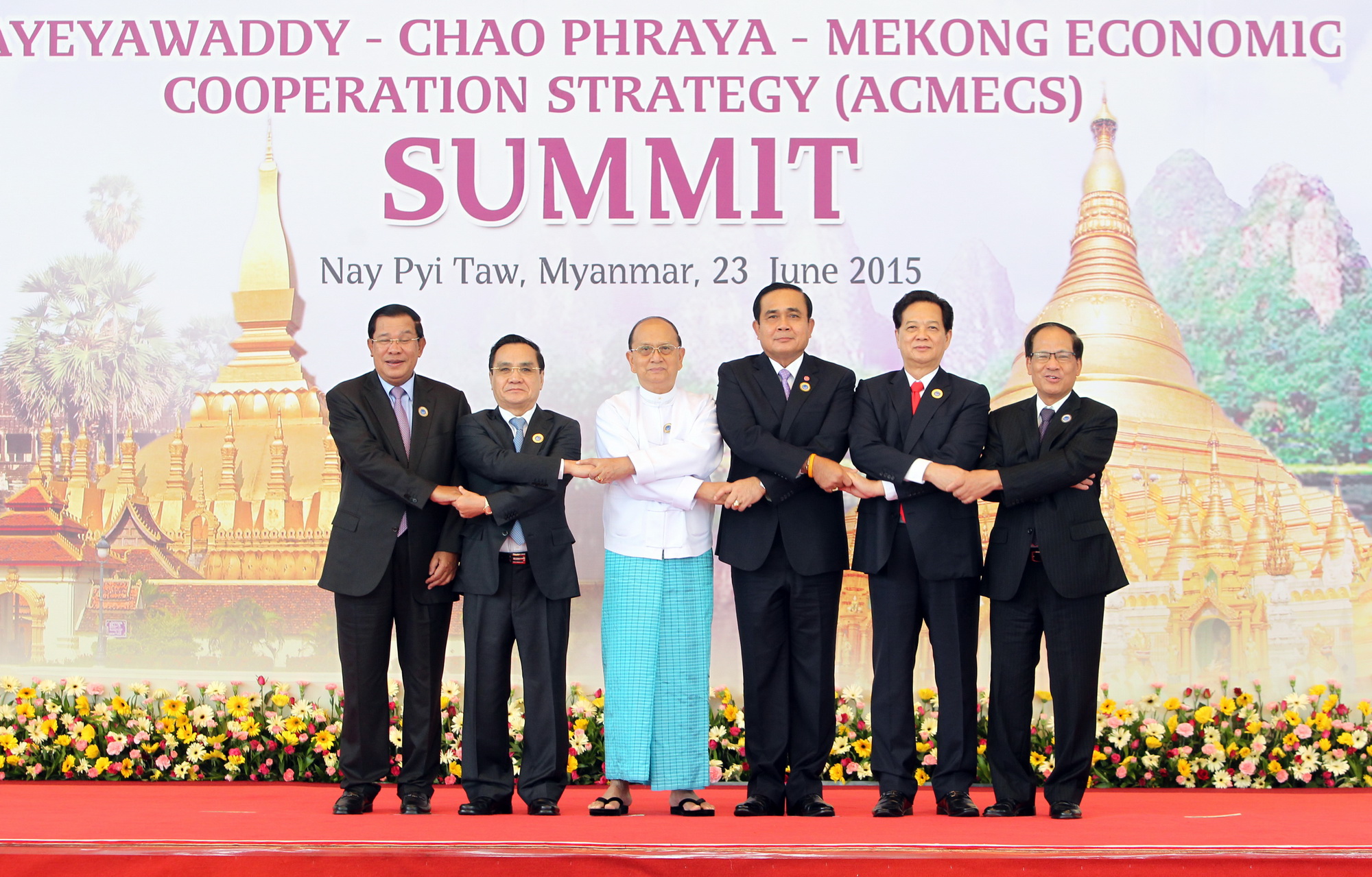 Sáng 23/6/2015, tại Thủ đô Nay Pyi Taw, Myanmar, Thủ tướng Nguyễn Tấn Dũng tham dự Hội nghị Cấp cao Chiến lược Hợp tác Kinh tế Ayeyawady-Chao Phraya-Mekong lần thứ 6 (ACMECS 6) tại Nay Pyi Taw. Trong ảnh: Các Trưởng đoàn chụp ảnh chung. (Ảnh: Đức Tám/TTXVN)