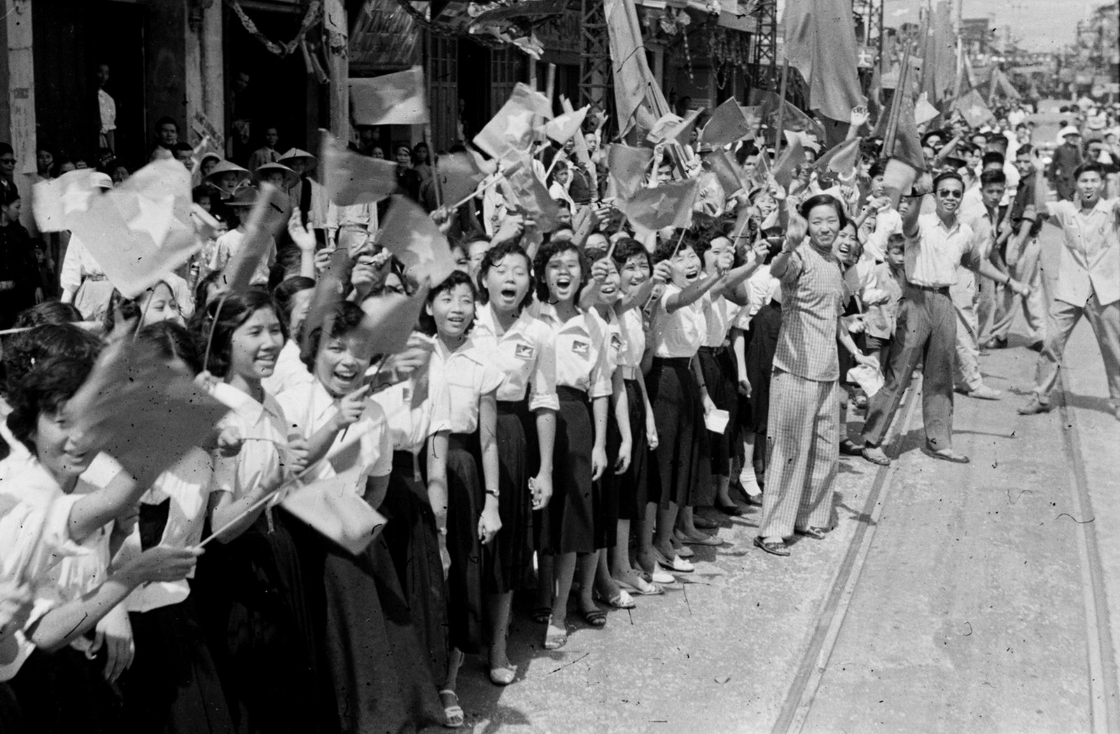 Nhân dân Thủ đô vui mừng đón đoàn quân Giải phóng ngày 10/10/1954. (Ảnh: TTXVN)