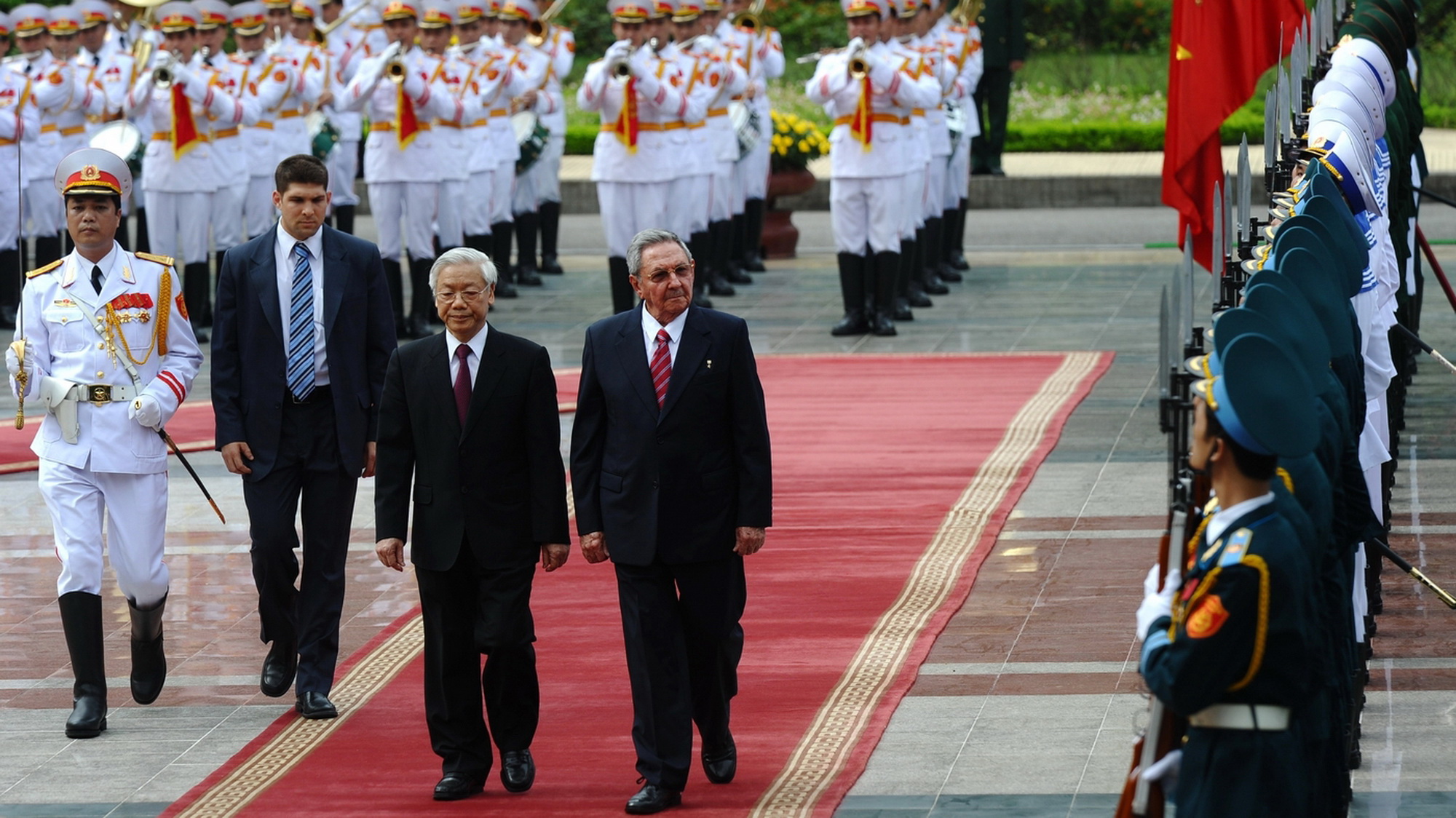 Chủ tịch Cuba Raul Castro trong chuyến thăm Việt Nam năm 2012 duyệt đội danh dự cùng Tổng Bí thư Nguyễn Phú Trọng (Ảnh: AFP)