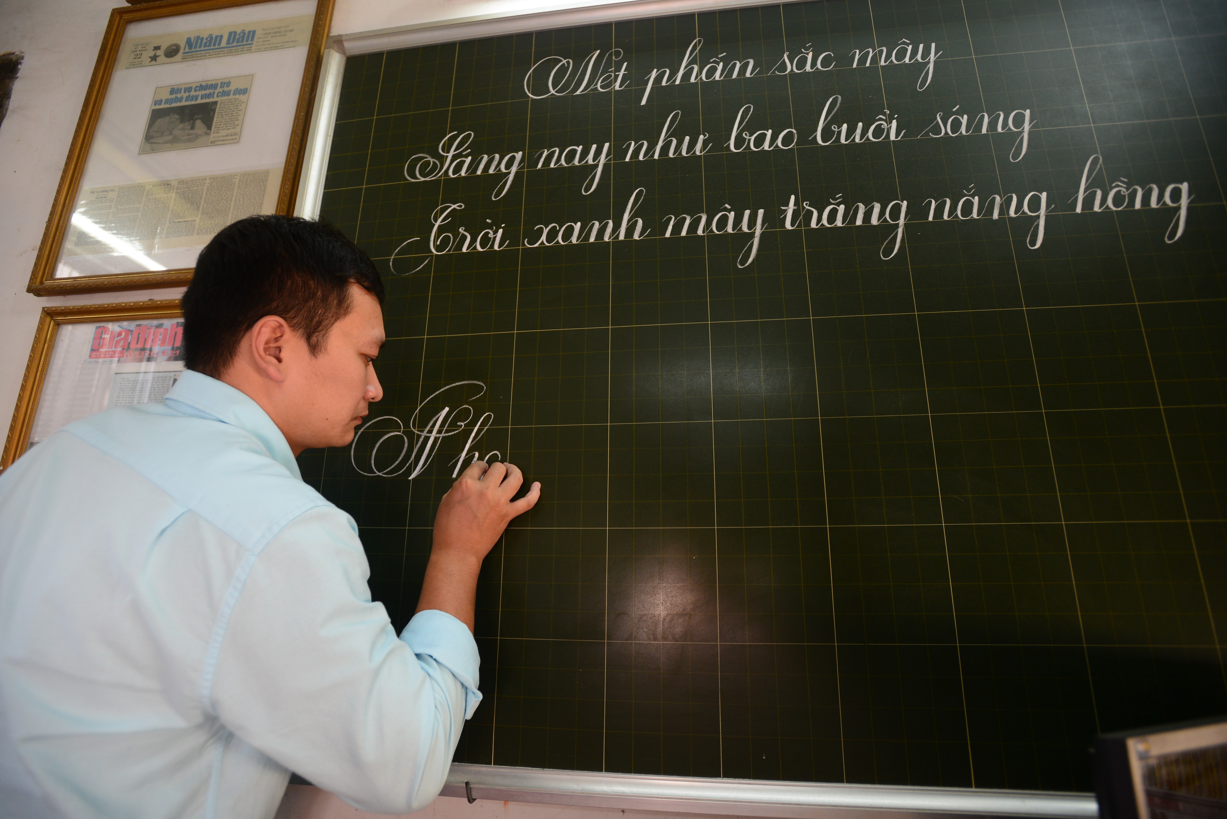 Những vết phấn in hằn trên bảng của người thầy đã đưa biết bao thế hệ học trò trưởng thành. Trong ảnh: Lớp học viết chữ đẹp của thầy Dương Tuấn, số 10 Hàng Mành (Hoàn Kiếm, Hà Nội) đến nay đã được 16 năm. Cả gia đình thầy đã 3 đời dạy viết chữ đẹp cho các em học sinh. (Ảnh: Minh Sơn/Vietnam+)