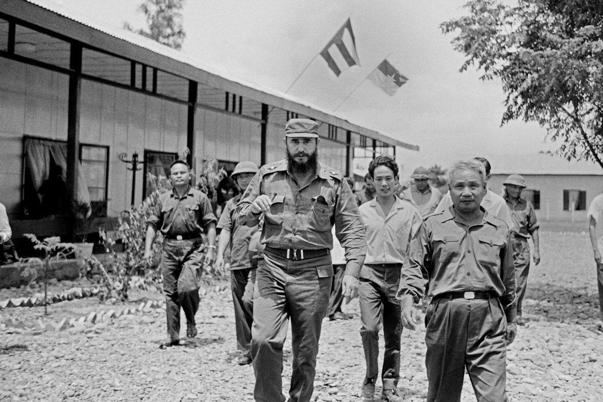 Thủ tướng Fidel Castro thăm Ủy ban nhân dân cách mạng tỉnh Quảng Trị năm 1973. (Ảnh: TTXVN)