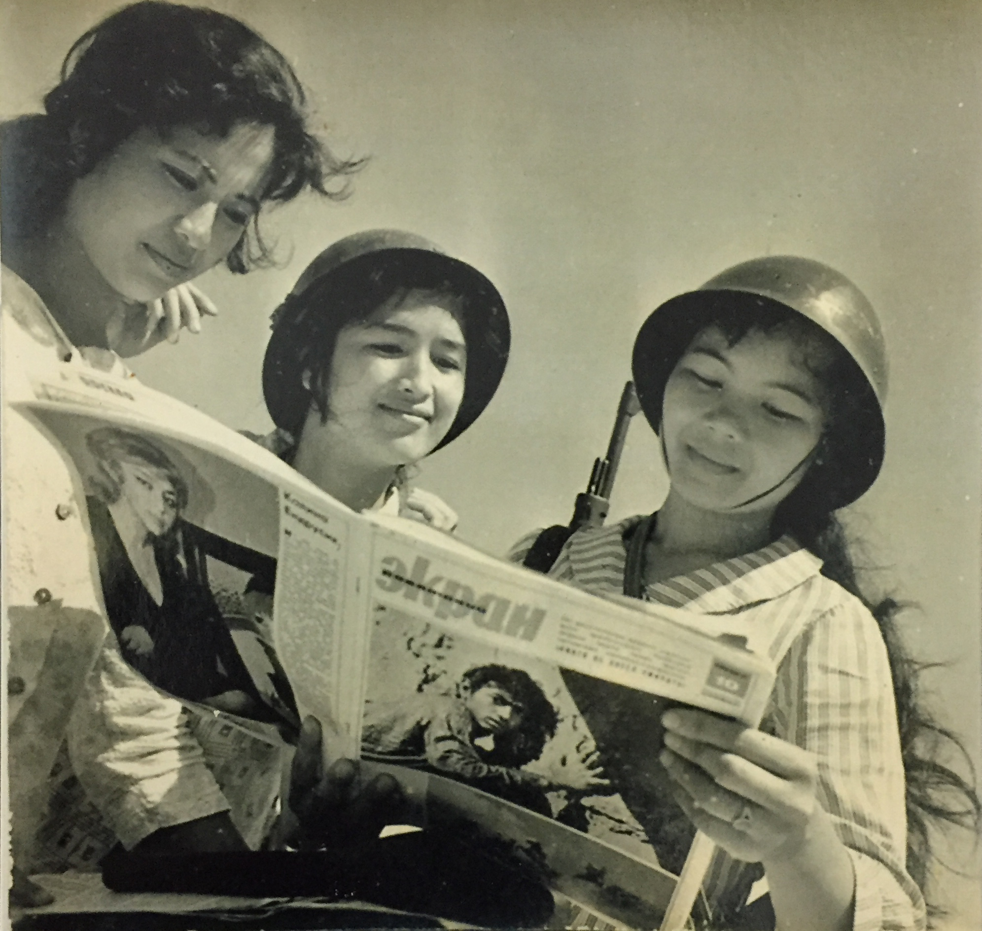 Ba gương mặt nổi bật của điện ảnh cách mạng Việt Nam Thụy Vân-Trà Giang-Đức Lưu (từ trái qua phải) trực máy bay B52 ở ụ súng trên đường Thanh Niên (Hà Nội) năm 1972. (Ảnh: Nghệ sỹ cung cấp)