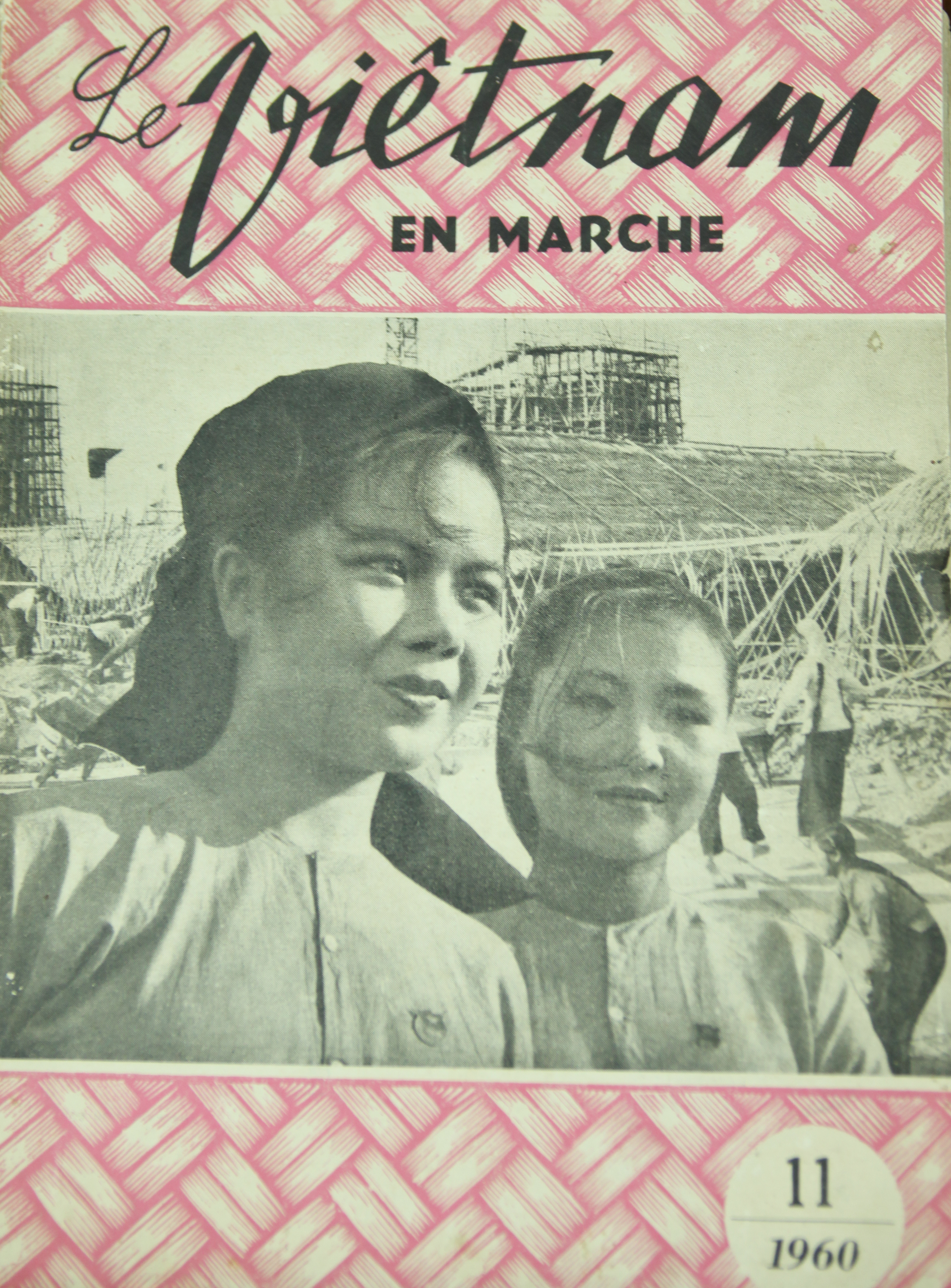 Cảnh phim “Cô gái công trường” lên bìa tạp chí tiếng Pháp tháng 11/1960. (Ảnh: Nghệ sỹ cung cấp)