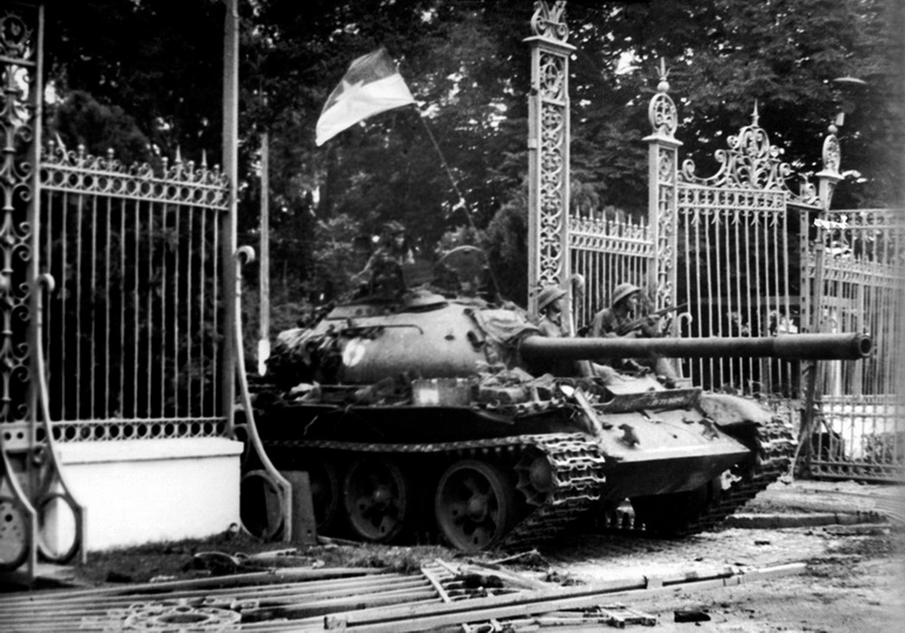 Xe tăng quân Giải phóng đánh chiếm Dinh Độc Lập ngày 30/4/1975, kết thúc cuộc kháng chiến chống Mỹ cứu nước. (Ảnh: Trần Mai Hưởng/TTXVN)