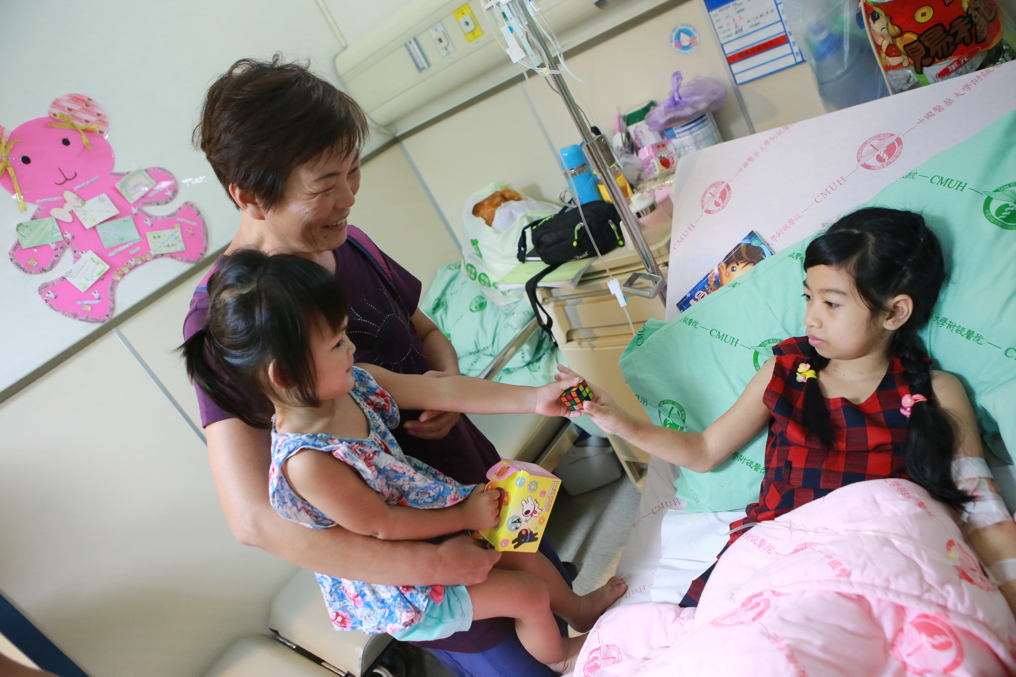 Bà Zhang Shu Jun, một người phụ nữ Đài Loan tốt bụng ngày nào cũng đưa cháu gái vào thăm bé Loan. (Ảnh: Minh Sơn/Vietnam+)