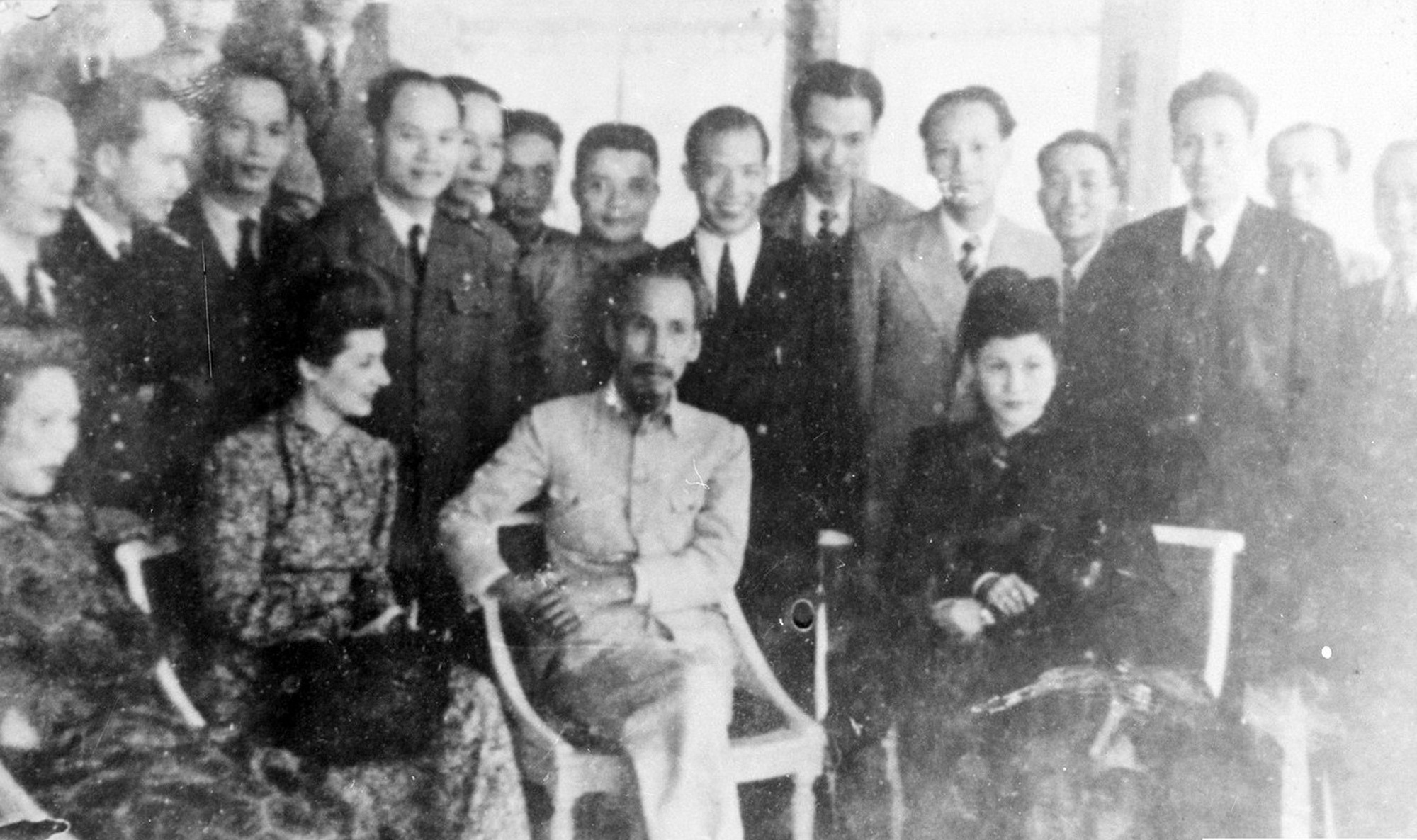 Hồ Chủ tịch tới thăm, nói chuyện thân mật và chụp ảnh lưu niệm với Việt kiều và các bạn người Pháp ở Bagatelle năm 1946. (Nguồn: TTXVN)