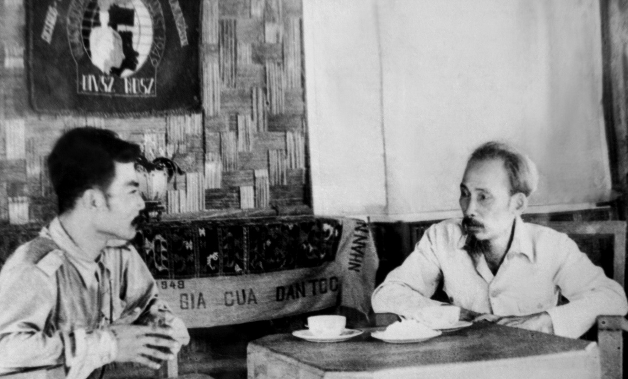 Chủ tịch Hồ Chí Minh tiếp Hoàng thân Lào Souphanouvong tại chiến khu Việt Bắc năm 1948. (Nguồn: TTXVN)
