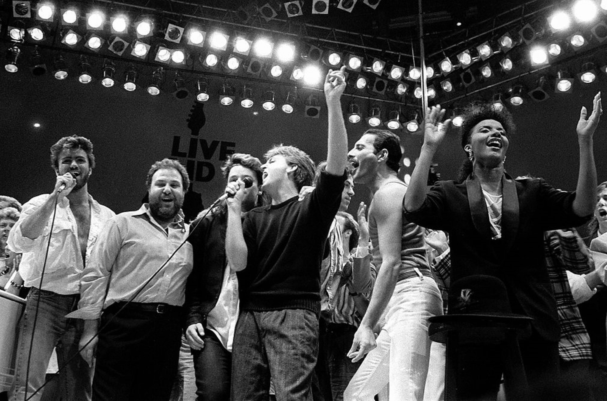 George Michael cùng các huyền thoại  Bono, Paul McCartney, Bob Geldof và Freddie Mercury trên sân khấu Live Aid ở London năm 1985 (Nguồn: AP)
