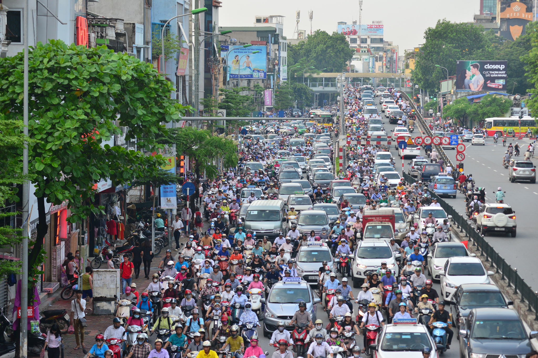 Những năm gần đây, lượng phương tiện tăng đột biến khiến cho giao thông của Hà Nội ở nhiều tuyến phố gần như bị ‘tê liệt,’ nhất là vào giờ cao điểm. (Ảnh: Lê Minh Sơn)