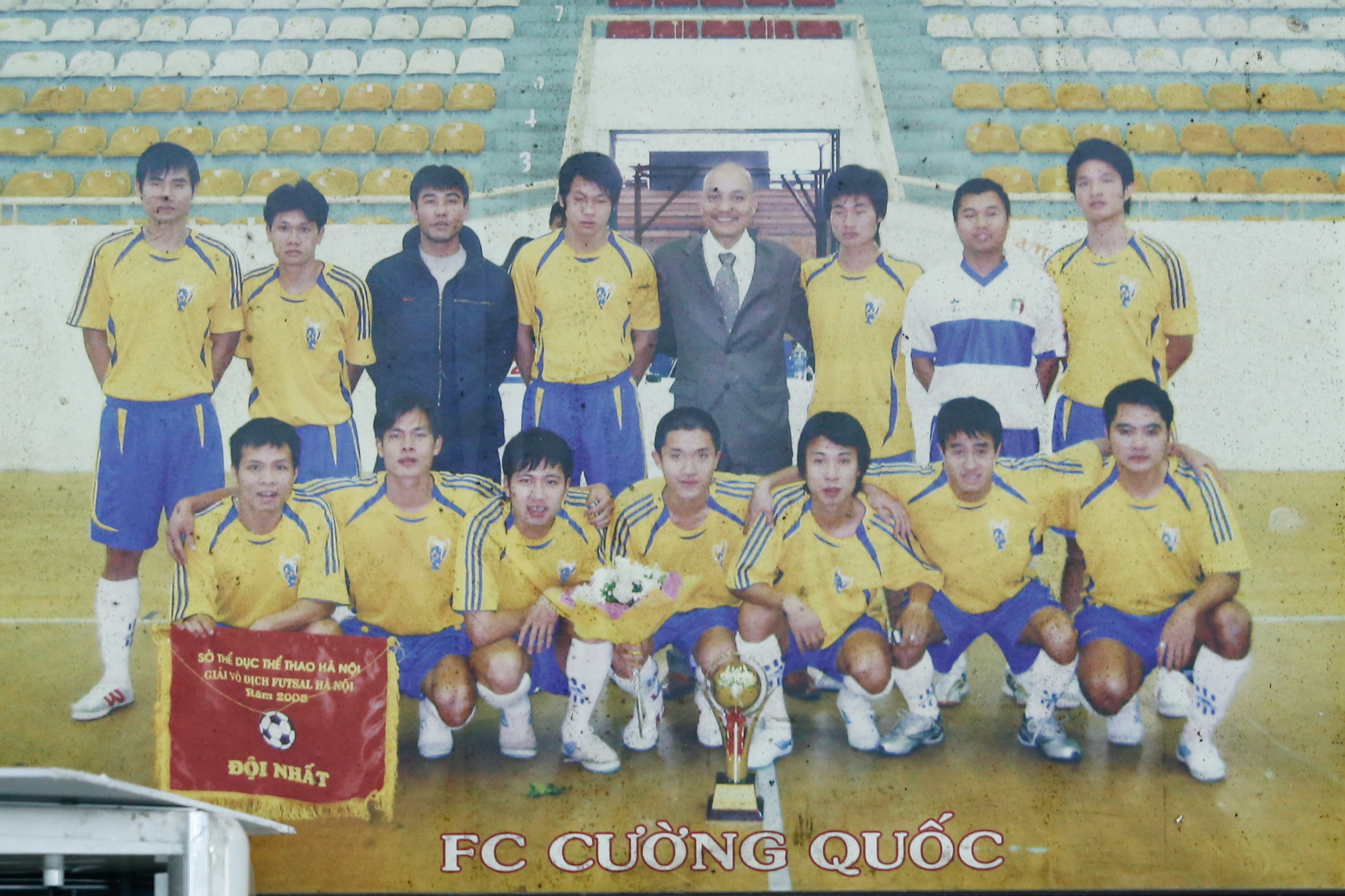 Ông bầu Trần Quốc Cường cùng FC Cường Quốc vô địch Giải Futsal Hà Nội năm 2008. (Ảnh: Minh Chiến/Vietnam+)