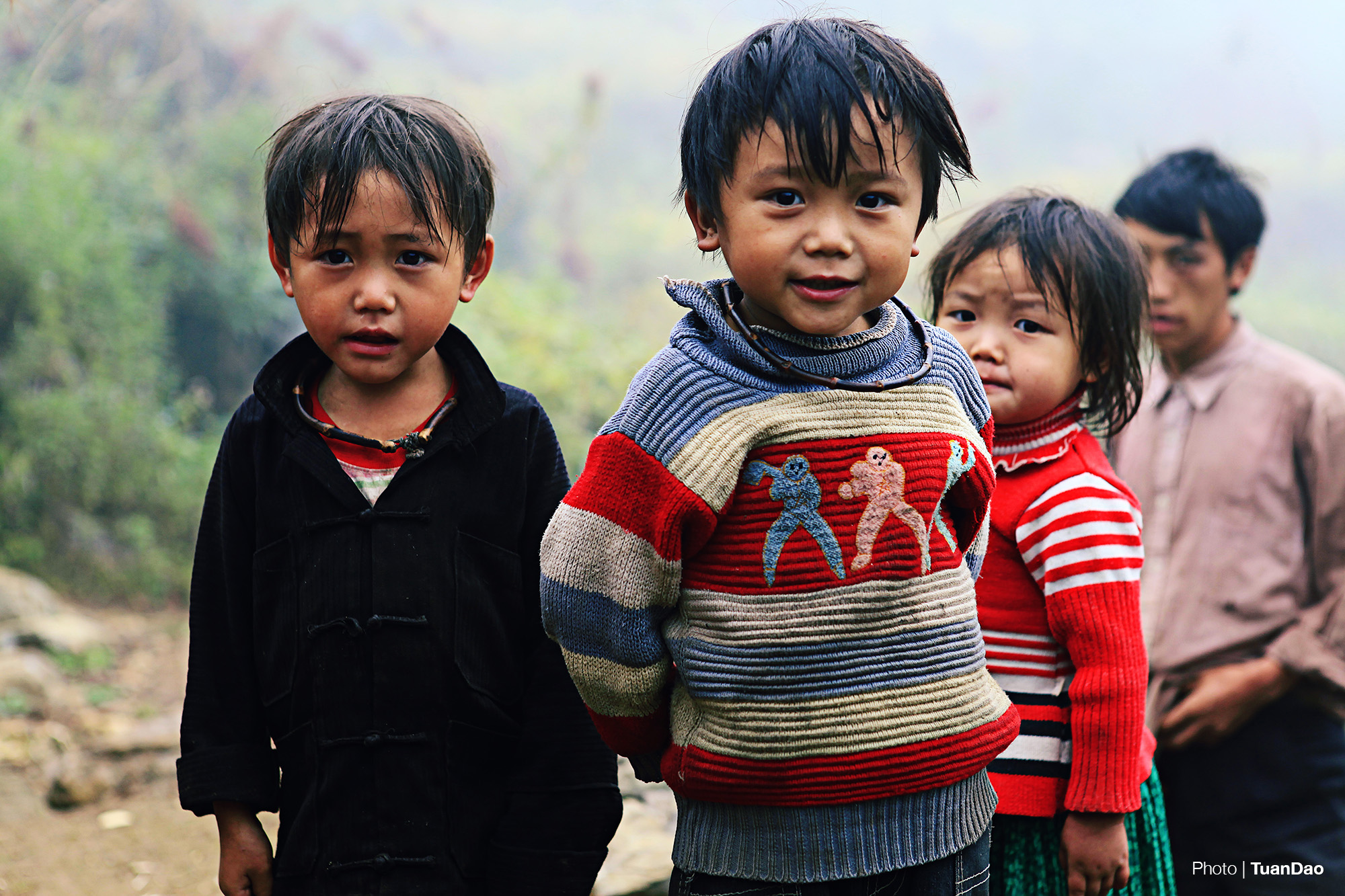 Ba đứa con và ông bố trẻ người dân tộc ở Đồng Văn (Ảnh: Tuấn Đào)