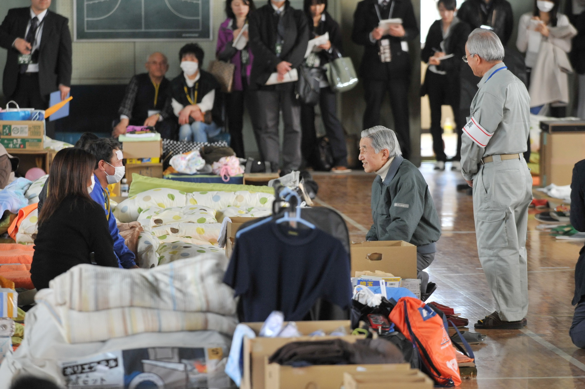 Nhật Hoàng Akihito thăm hỏi các nạn nhân vụ động đất tháng 4/2011. (Nguồn: Sách ảnh Their Majesties the Emperor and Empress of Japan)