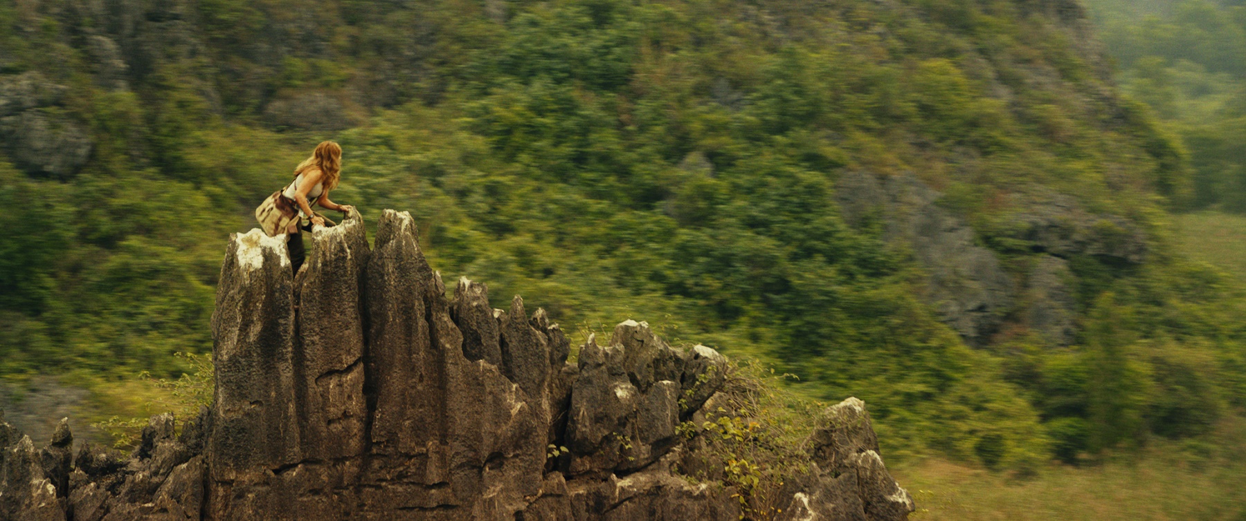 Nữ diễn viên Brie Larson trong một cảnh quay với núi rừng Việt Nam (Nguồn: CGV)