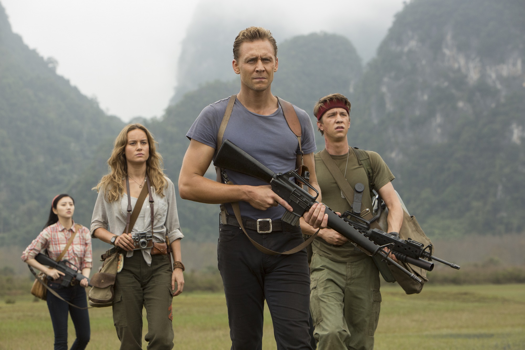 Tom Hiddleston và Brie Larson trong “Kong: Skull Island”