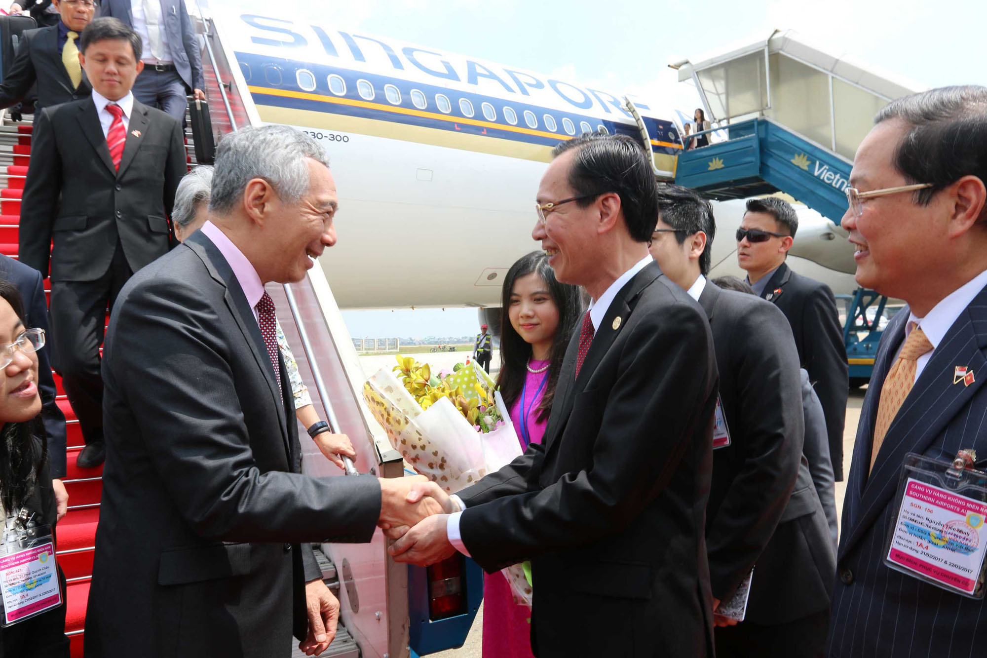 Lãnh đạo TP. Hồ Chí Minh đón Thủ tướng Singapore Lý Hiển Long cùng Phu nhân tại sân bay Tân Sơn Nhất vào ngày 21/3/2017. (Ảnh: Thanh Vũ/TTXVN)