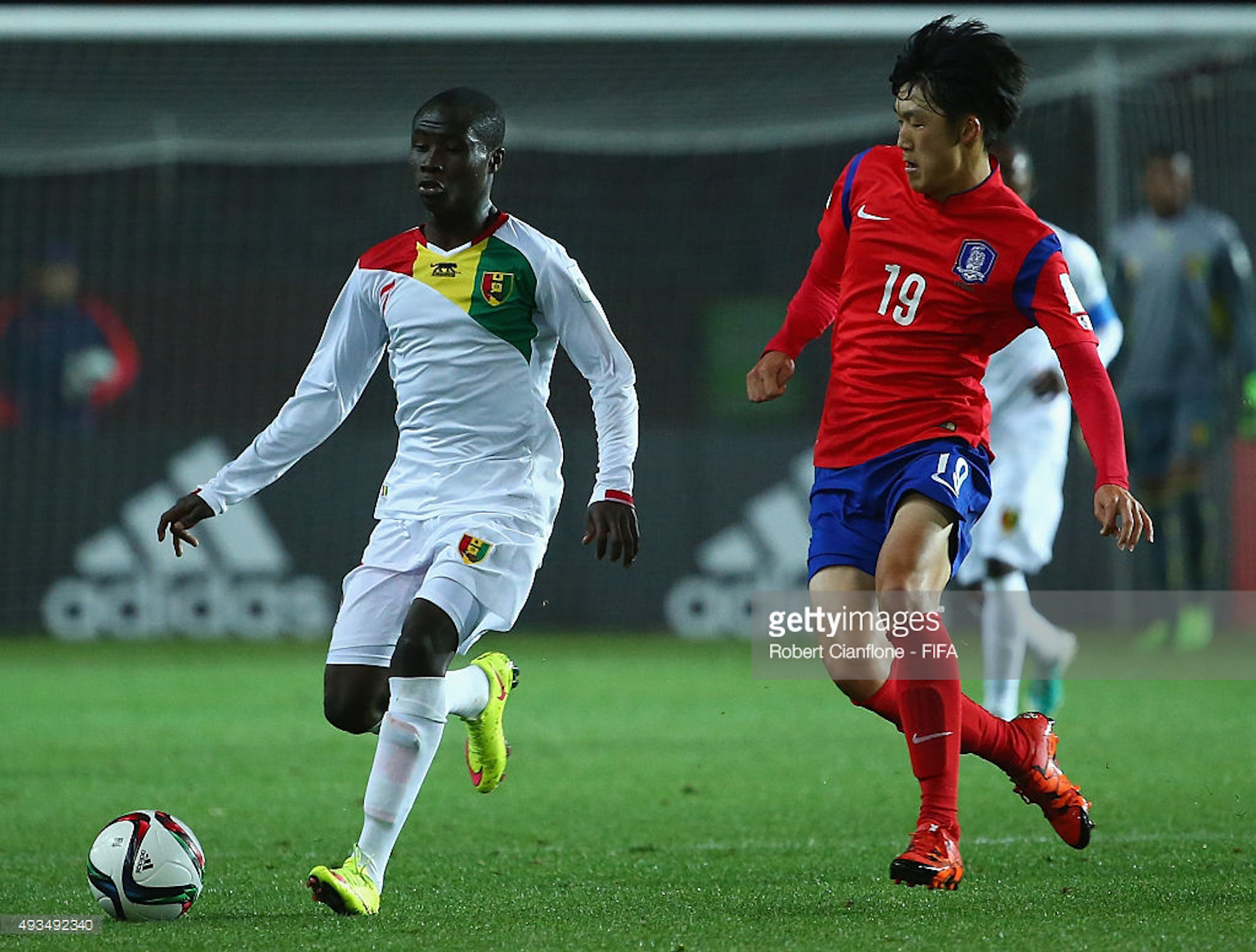Morlaye Sylla (áo trắng) là hy vọng lớn nhất của U20 Guinea tại U20 World Cup. (Ảnh: Getty)
