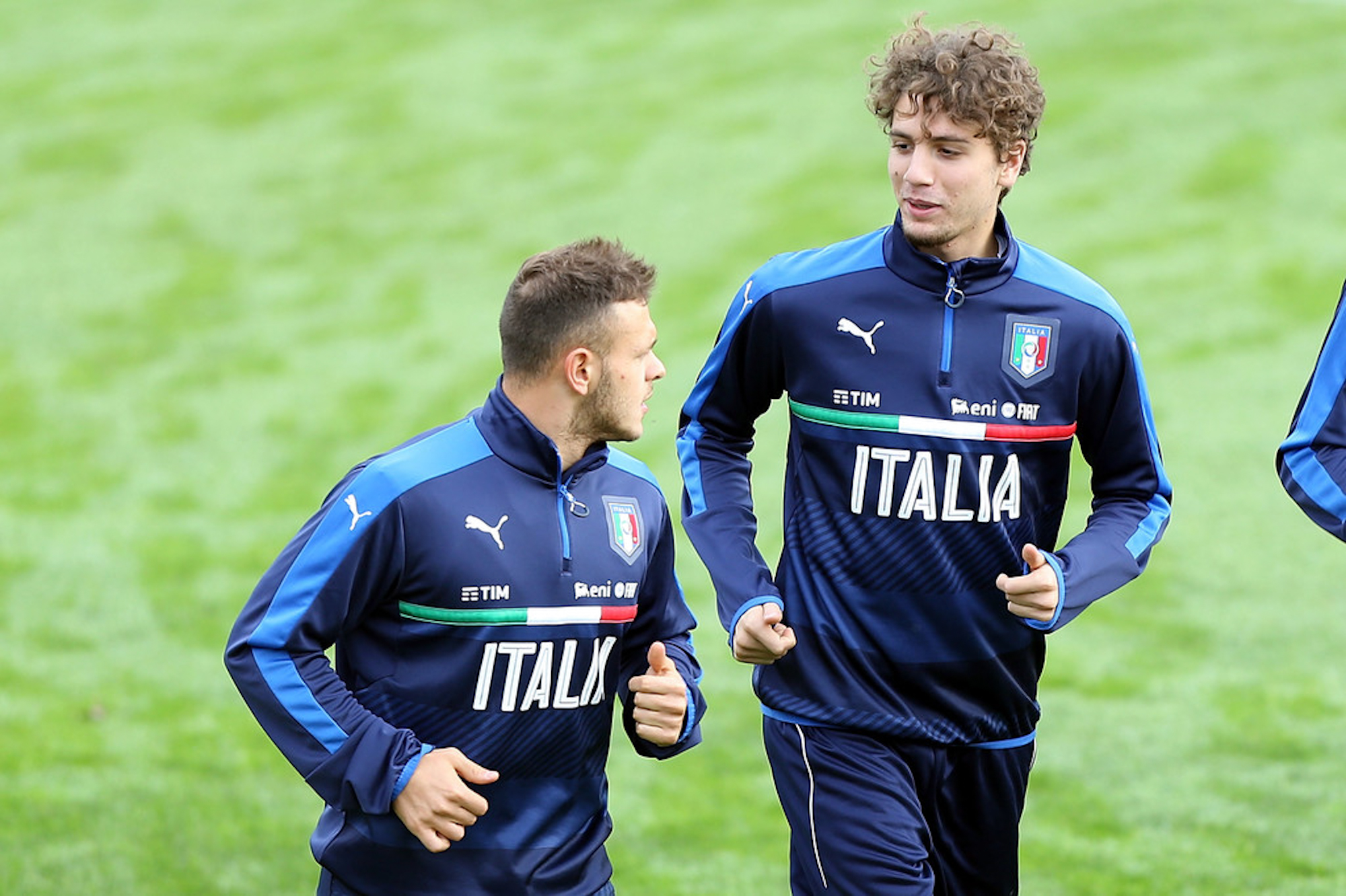 Manuel Locatelli (phải) là hy vọng mới của bóng đá trẻ nước Ý. (Ảnh: Getty)