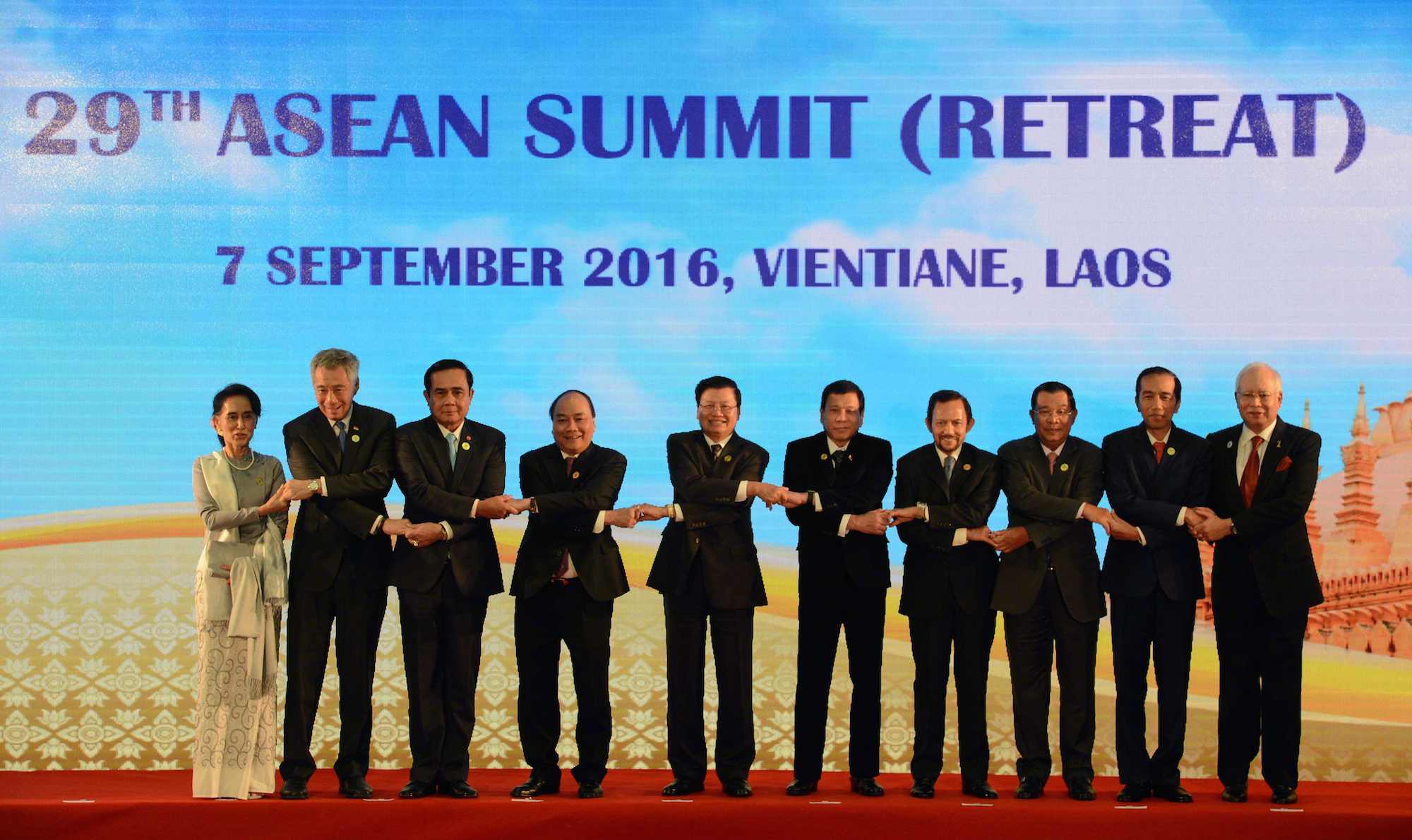 Thủ tướng Việt Nam Nguyễn Xuân Phúc và lãnh đạo các nước ASEAN chụp ảnh chung tại Hội nghị cấp cao ASEAN lần thứ 28-29. (Ảnh: THX/TTXVN)