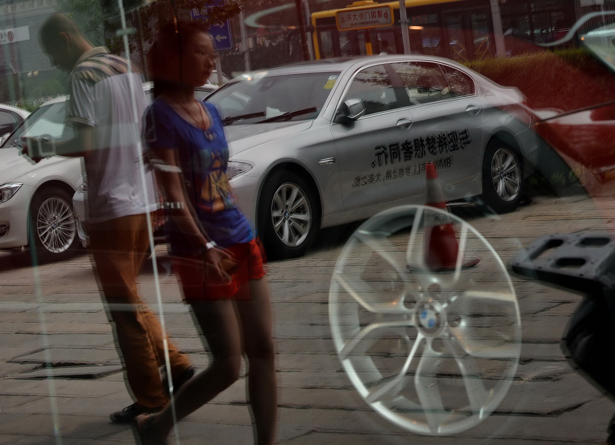 Ôtô BMW 5 bên ngoài một cửa hàng ở Bắc Kinh. (Ảnh: AFP/TTXVN)