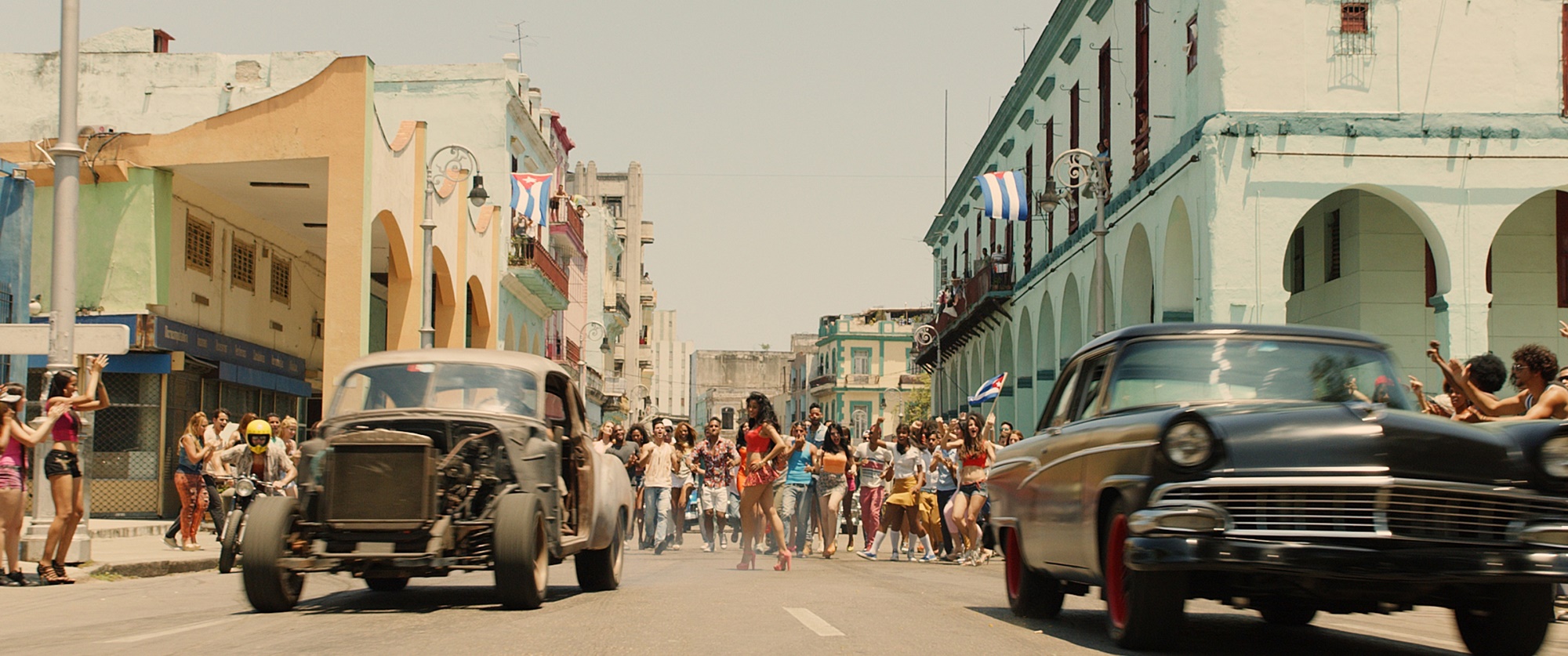 Cảnh đua xe cổ tại Havana trong phần mở màn của Fast 8 (Nguồn: Universal)