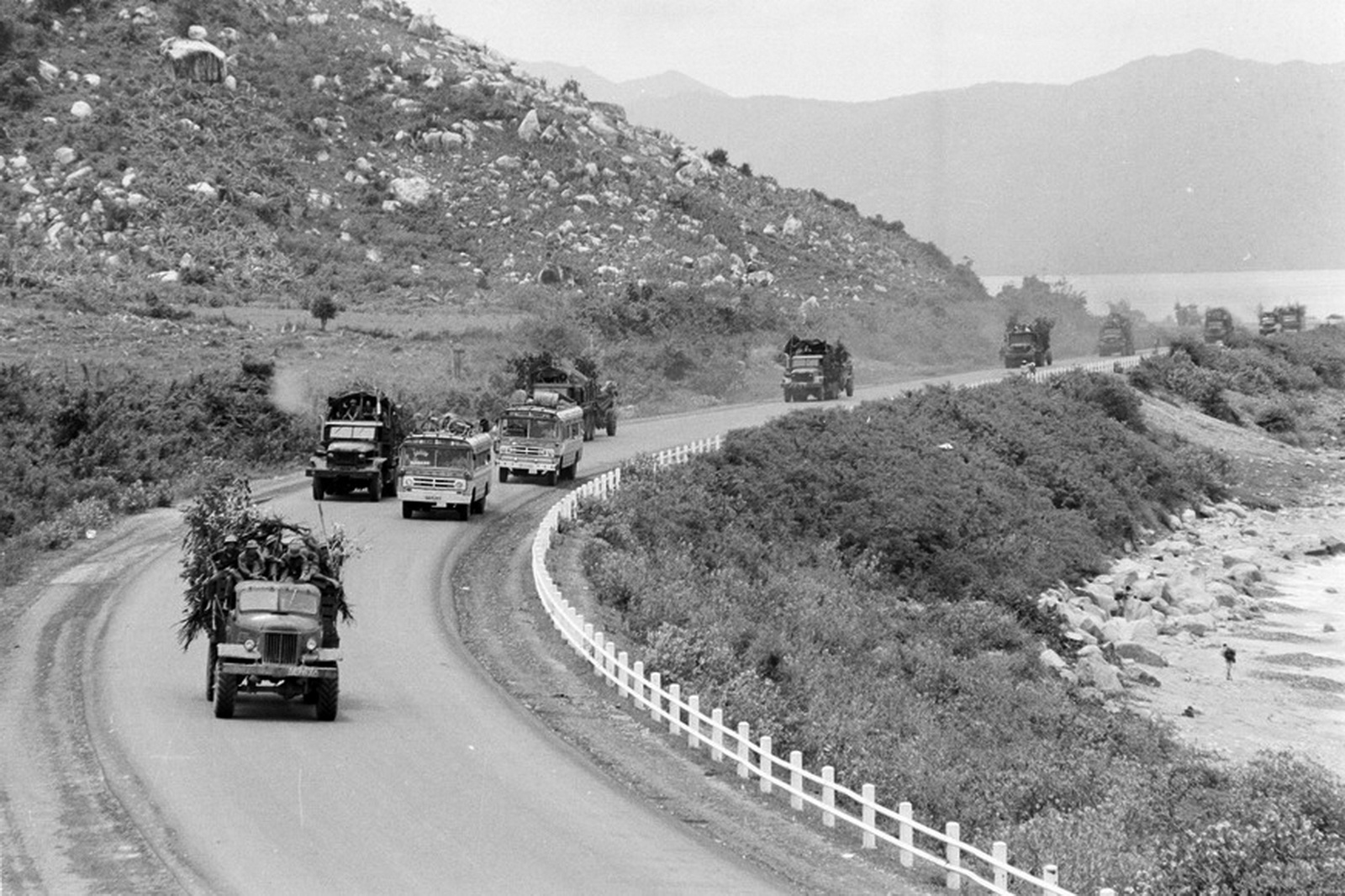 Đoàn quân giải phóng trên quốc lộ I từ Nha Trang tiến về giải phóng miền Nam. (Ảnh: Lâm Hồng Long/TTXVN)