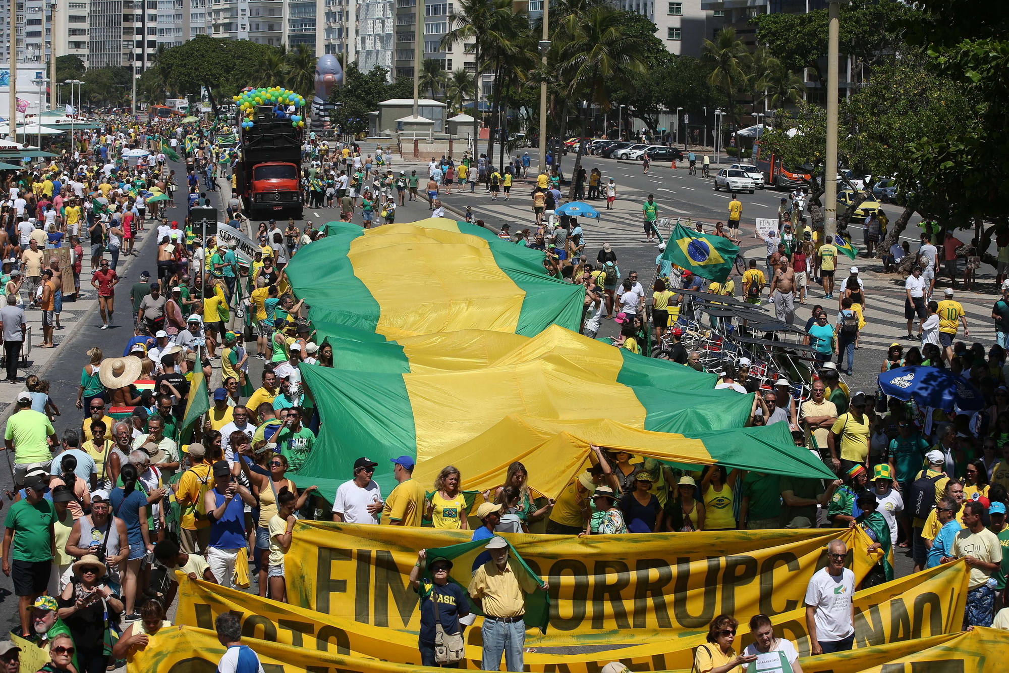 Hàng chục nghìn người Brazil tại nhiều thành phố trên cả nước đã xuống đường biểu tình phản đối nạn tham nhũng đang hoành hành ở nước này, đồng thời yêu cầu cơ quan tư pháp điều tra và xét xử nghiêm minh hàng trăm chính trị gia đang bị cáo buộc tham ô. Cuộc biểu tình đã diễn ra từ sáng sớm tại thủ đô Brasilia và thành phố Rio de Janeiro, sau đó lan tới Sao Paulo.(Ảnh: EPA/TTXVN)