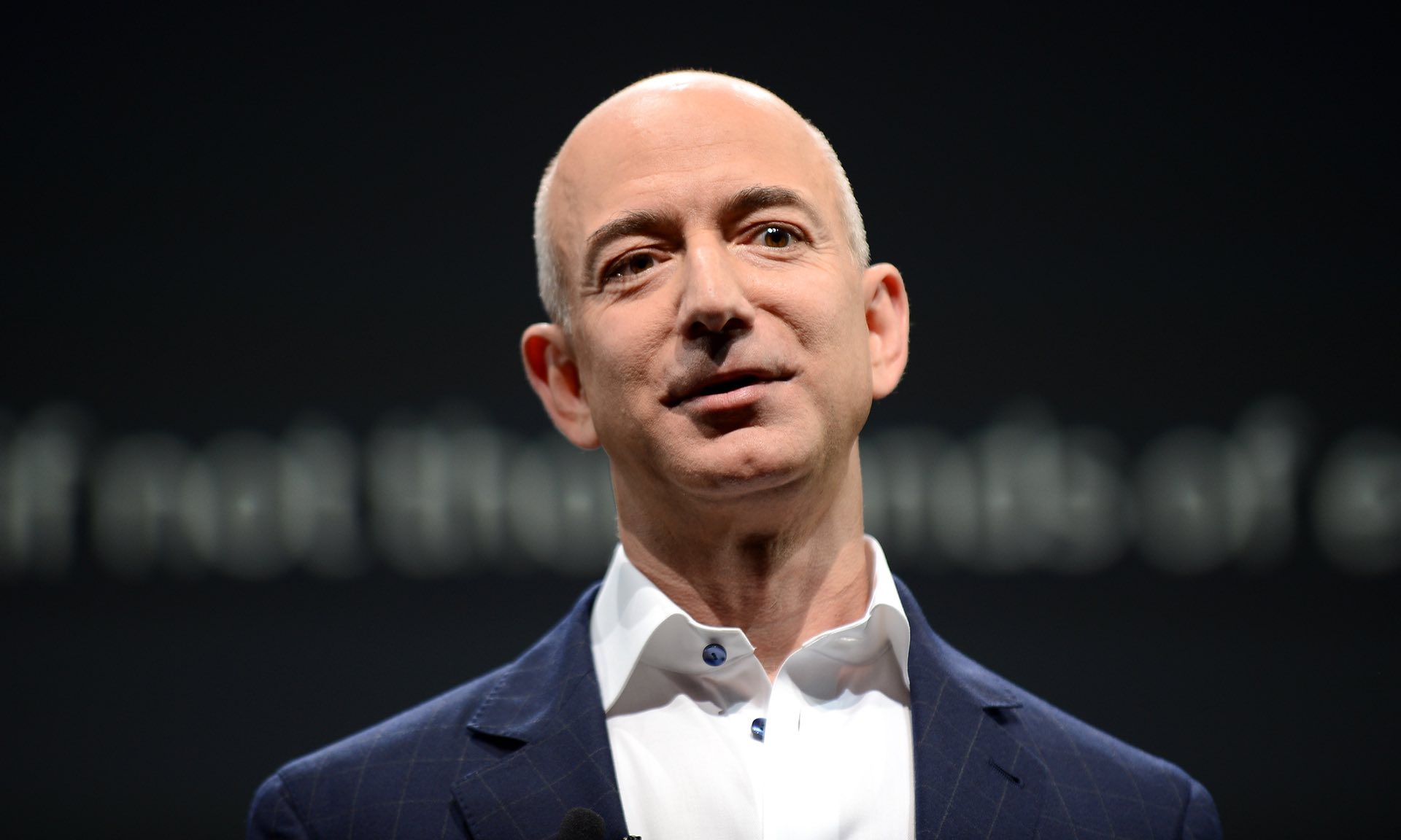 Nhà sáng lập Amazon, Jeff Bezos: quyết định mua nhật báo danh tiếng Washington Post đã mang lại cho ông thành công ngoạn mục. (Ảnh: Joe Klamar/AFP/Getty Images)