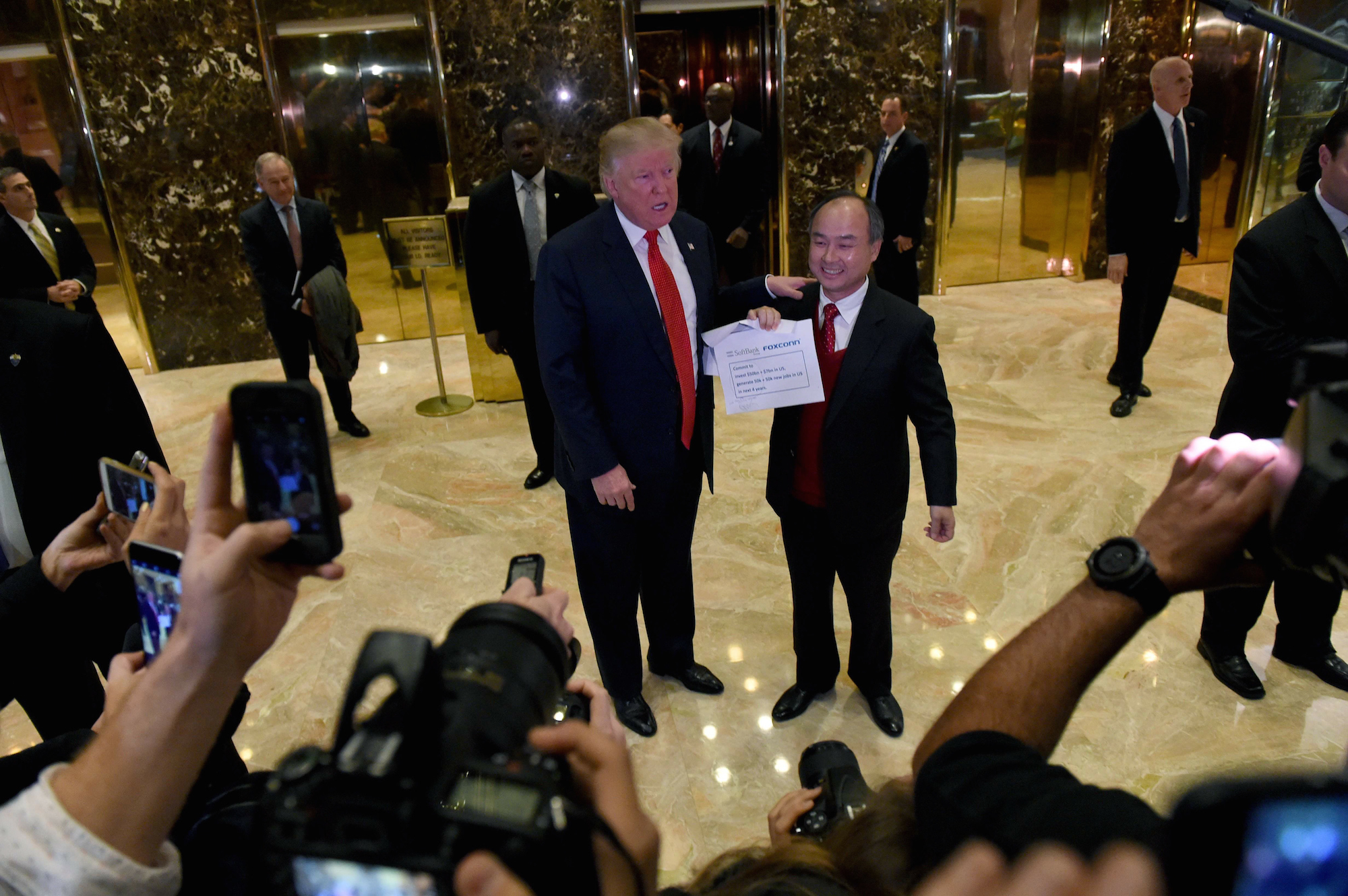 Tổng thống đắc cử Donald Trump tuyên bố tập đoàn SoftBank của Nhật Bản sẽ đầu tư 50 tỷ USD vào các doanh nghiệp và tạo việc làm tại Mỹ. (Ảnh: AFP/TTXVN)