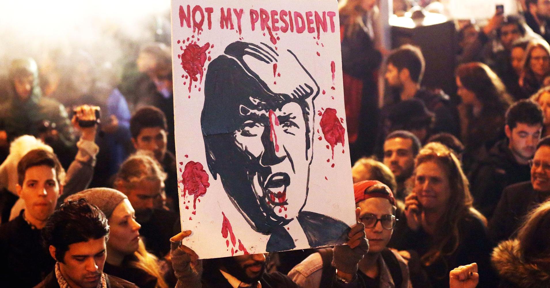 Người dân tập trung bên ngoài Trump Tower ở New York trong cuộc biểu tình phản đối tổng thống đắc cử của Mỹ (Ảnh: CNBC)