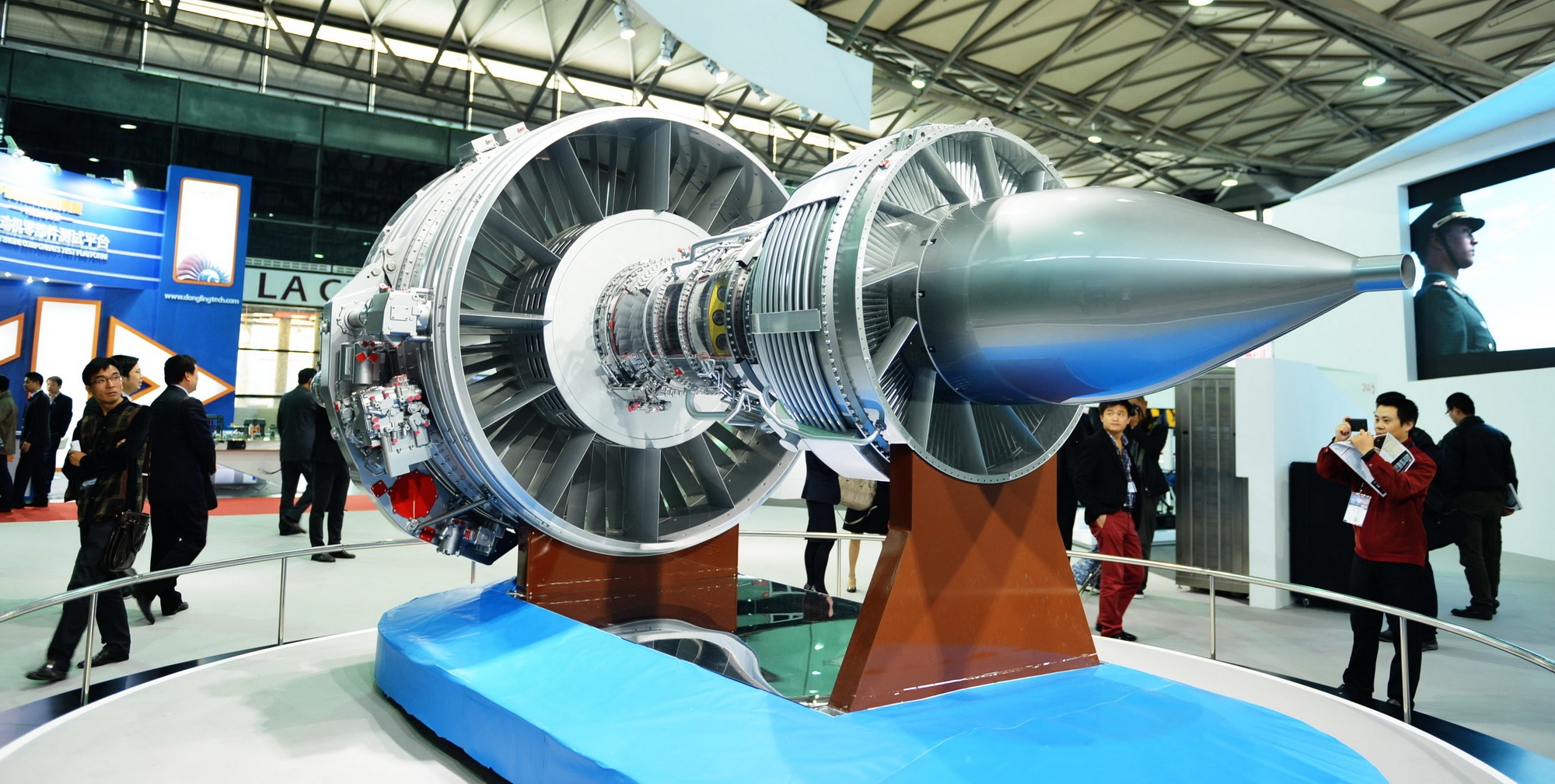 Khách tham quan mô hình động cơ máy bay do Trung Quốc sản xuất trưng bày tại Hội chợ Công nghiệp Quốc tế Trung Quốc lần thứ 15, khai mạc tại thành phố Thượng Hải. (Ảnh: THX-TTXVN)