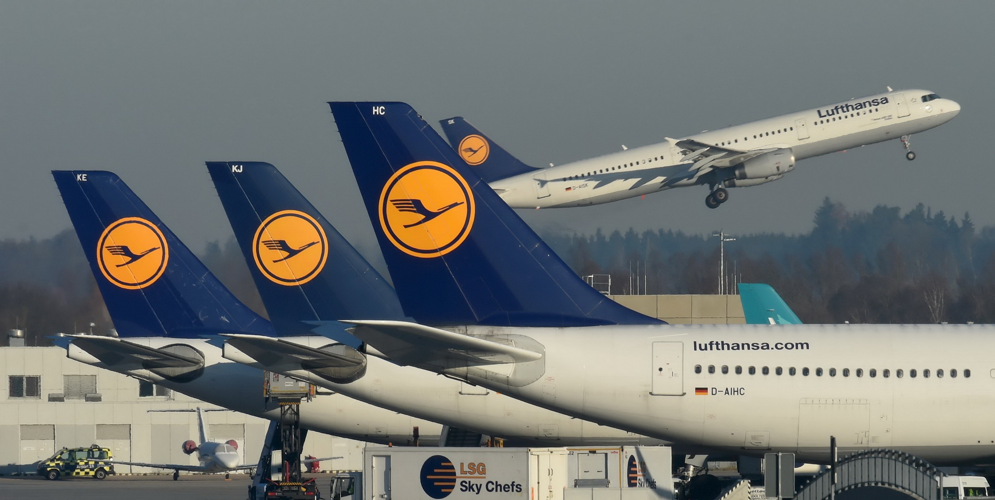 Máy bay của hãng hàng không Lufthansa tại sân bay Franz-Josef-Strauss ở Munich, miền nam nước Đức. (Ảnh: AFP/TTXVN)