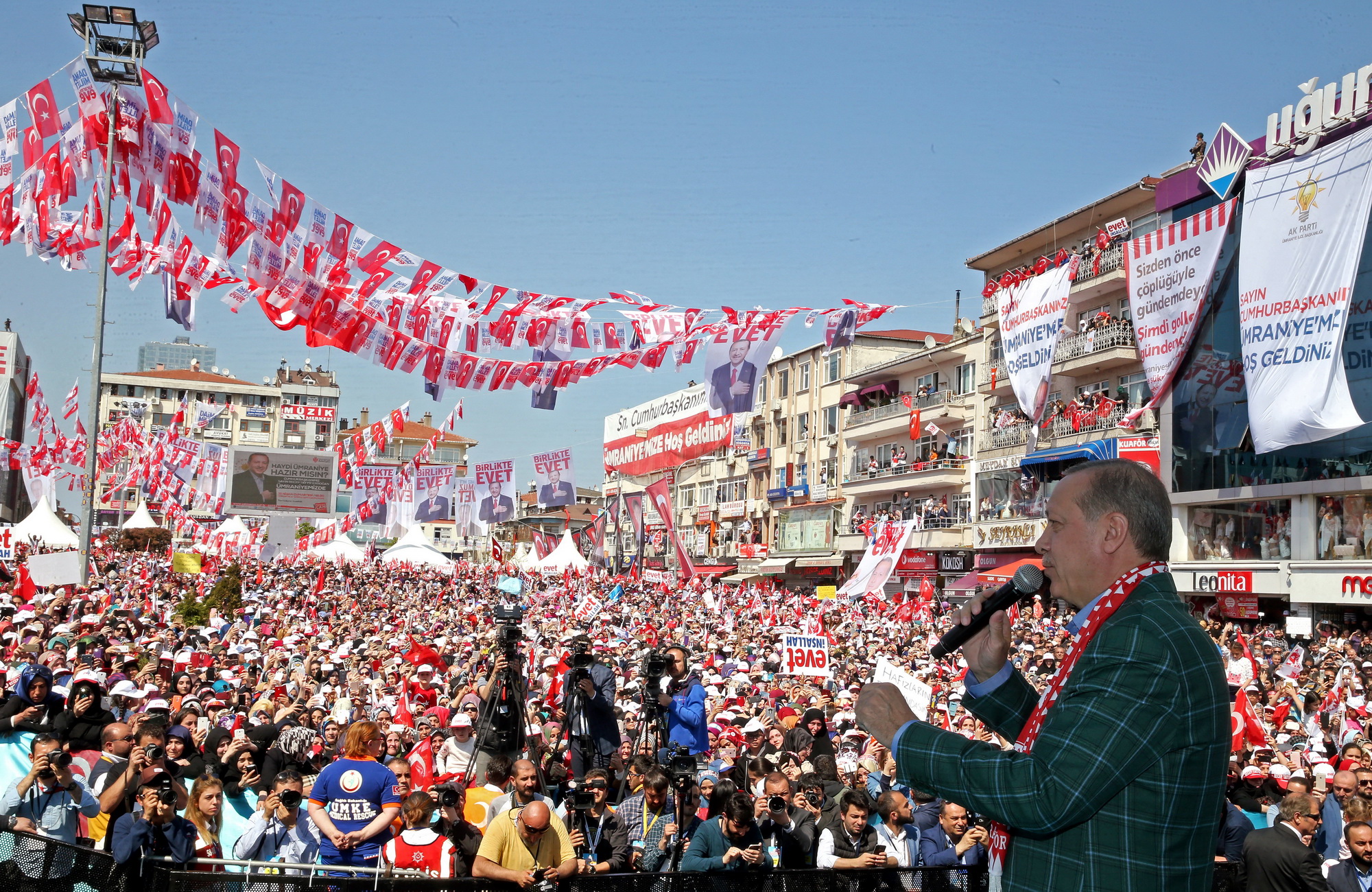 Tổng thống Thổ Nhĩ Kỳ Tayyip Erdogan đang kêu gọi cử tri ủng hộ tham gia cuộc trưng cầu ý dân về việc sửa đổi Hiến pháp. Ông nhấn mạnh nếu đa số người dân nói “Có” trong cuộc trưng cầu thì điều đó sẽ “mở đường” cho việc tái áp dụng hình phạt tử hình và mở rộng quyền lực cho tổng thống. Ông Erdogan cũng từng cam kết về sự ổn định, an toàn và phát triển kinh tế nếu giành chiến thắng trong cuộc trưng cầu dân ý. (Ảnh: EPA/TTXVN)