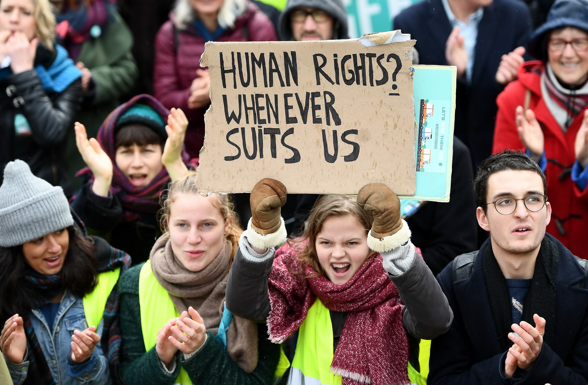 Các nhà hoạt động biểu tình yêu cầu các quyền lợi cho người nhập cư tại Brussels, Bỉ, ngày 6/3. (Ảnh: AFP/TTXVN)