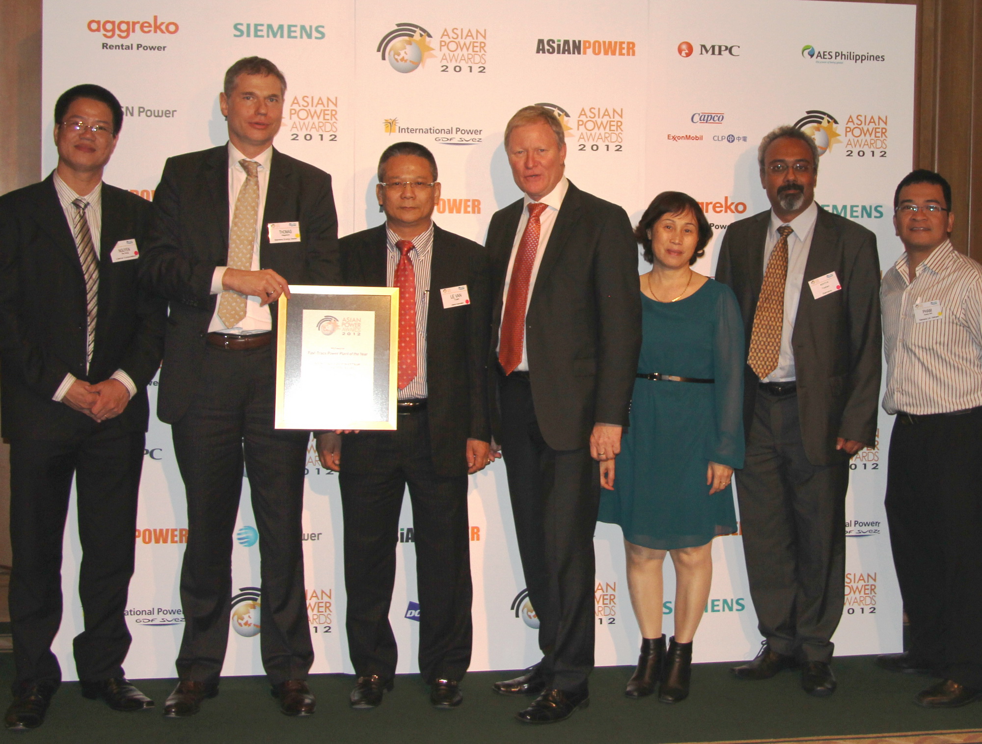 Mr Le Van Tuan, CEO of LILAMA (third from left) at the Asian Power Award 2012 (Photo: Siemens)