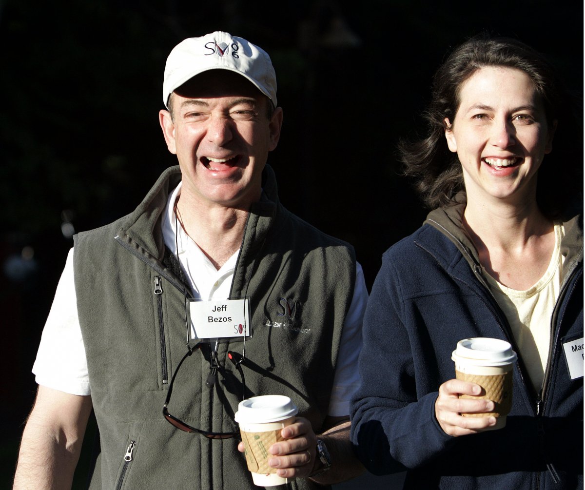Jeff Bezos kết hôn với MacKenzie Tuttle, một cộng tác viên nghiên cứu của D.E.Shaw vào năm 1993 (Nguồn: BI)
