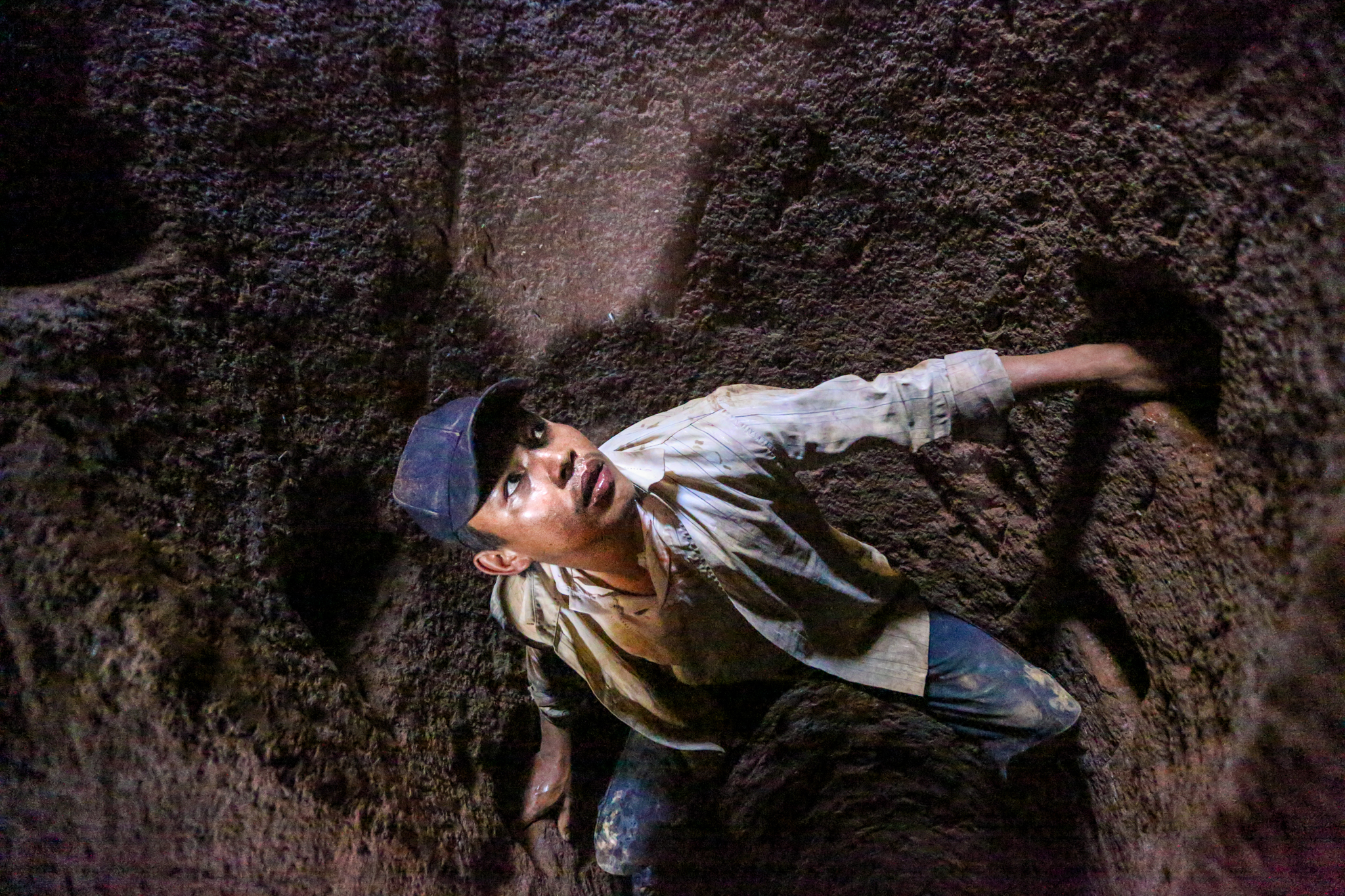 Những chiếc giếng ở Tây Nguyên với độ sâu hàng chục mét với nguy cơ đổ sập cao là thử thách sống chết cho bất cứ thợ đào giếng nào như anh Nhân (Lâm Hà, Lâm Đồng). (Ảnh: Minh Sơn/Vietnam+)
