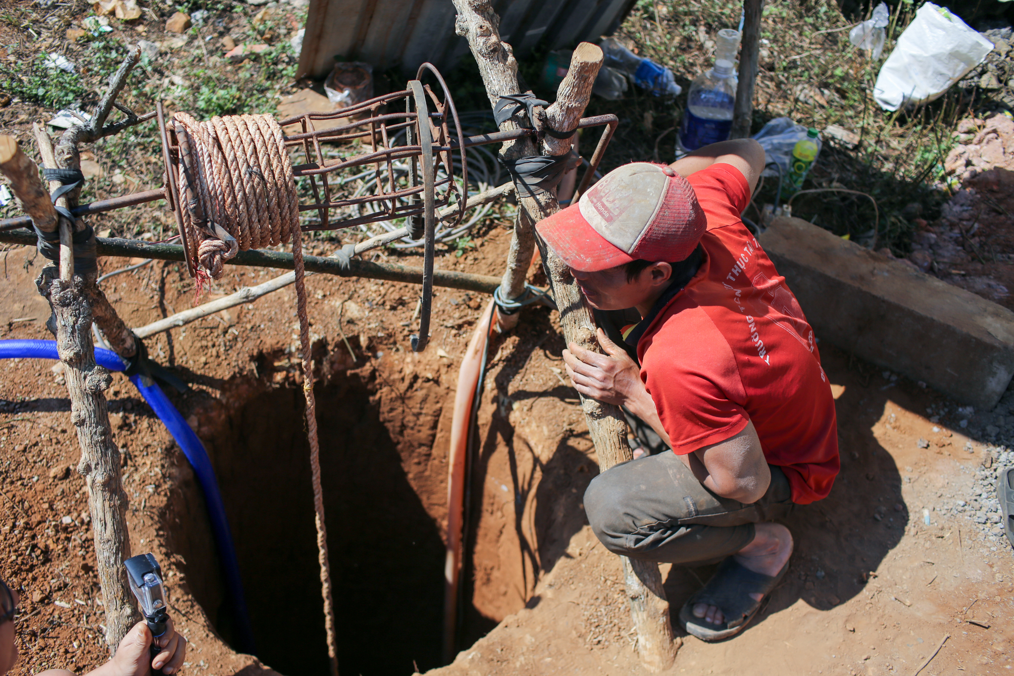 Khi mùa khô hạn kéo dài, nước trở nên khan hiếm và quý giá, thì nghề đào giếng ở Tây nguyên được xem như công việc ‘hái ra tiền.’ (Ảnh: Minh Sơn/Vietnam+)