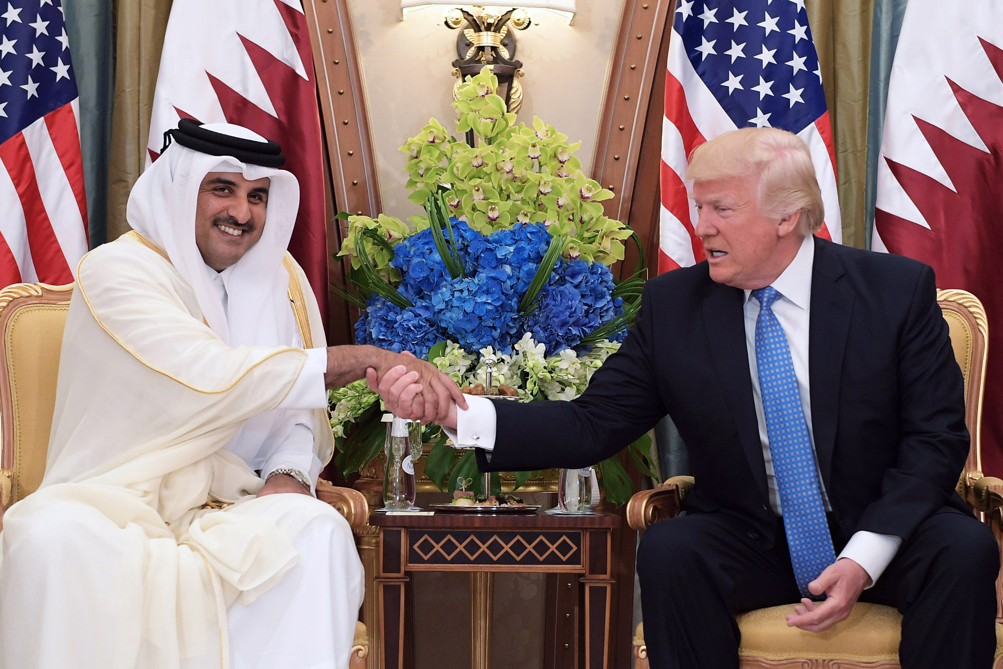 Tổng thống Mỹ Donald Trump (phải) bắt tay với lãnh đạo Qatar Sheikh Tamim Bin Hamad Al-Thani, trong một cuộc gặp song phương hồi tháng 5 ở thủ đô Riyadh của Saudi Arabia. (Nguồn: AFP)