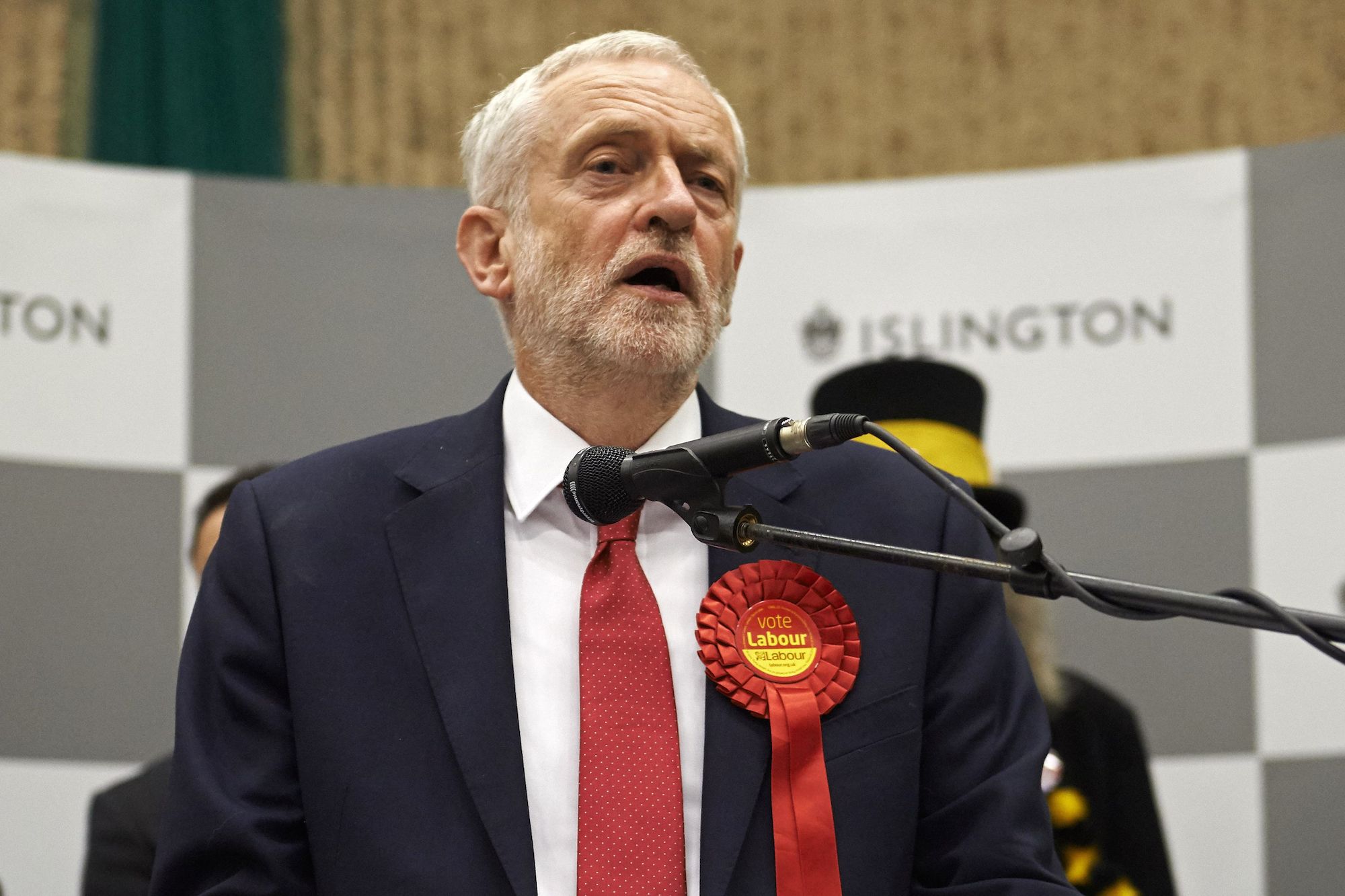 Chủ tịch Công đảng Jeremy Corbyn phát biếu sau khi giành chiến thắng tại đơn vị bầu cử ở Islington, London ngày 9/6. (Ảnh: AFP/TTXVN)