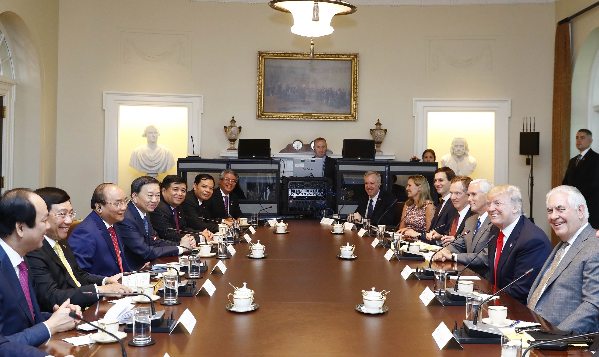 Tổng thống Hoa Kỳ Donald Trump hội đàm với Thủ tướng Nguyễn Xuân Phúc tại Phòng Nội các ở Nhà Trắng. (Ảnh: Thống Nhất/TTXVN)