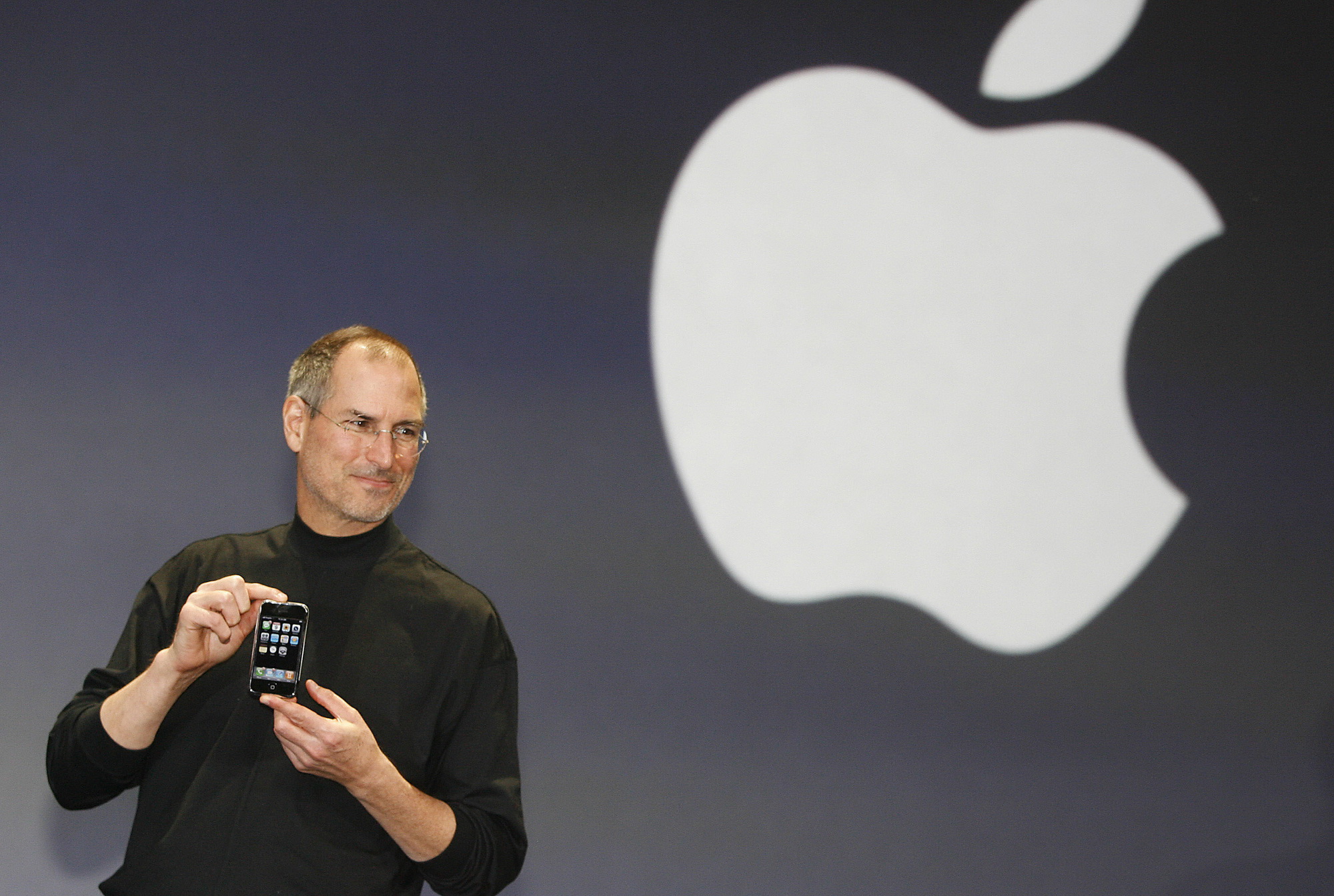 Steve Jobs giới thiệu chiếc iPhone đầu tiên vào năm 2007