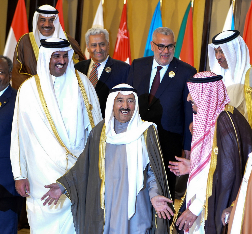 Quốc vương Kuwait Sheikh Sabah Al-Ahmad Al-Jaber Al-Sabah (giữa), Quốc vương Qatar Sheikh Tamim bin Hamad Al-Thani (trái) và đại diện các nước Arập tại Hội nghị thượng đỉnh Arập ở Kuwait ngày 25/3/2014. (Ảnh: EPA/TTXVN)