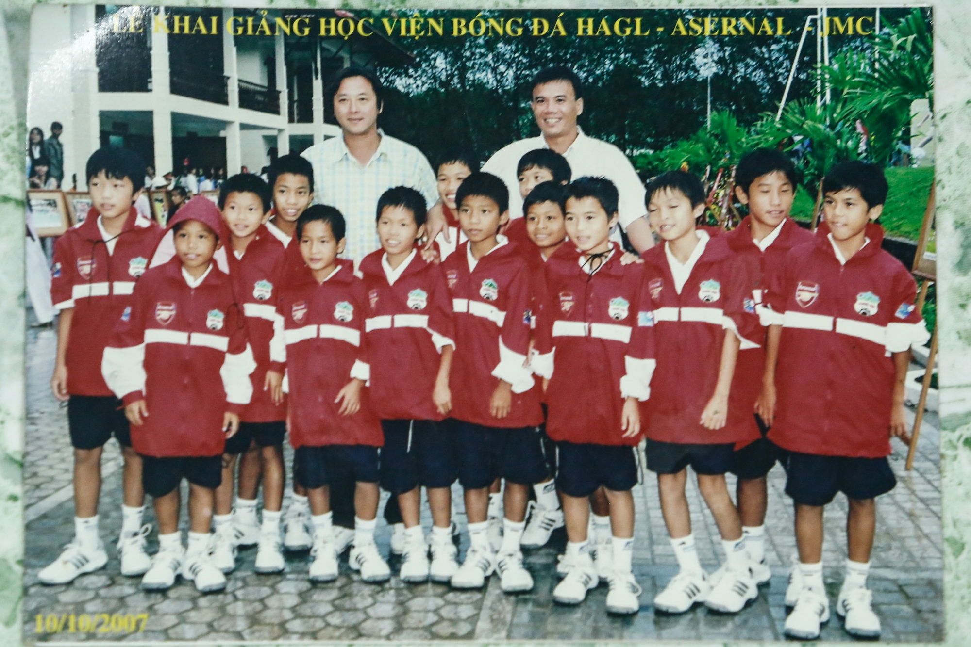 Văn Toàn (thứ tư từ phải sang) cùng dàn cầu thủ khóa I học viện Hoàng Anh Gia Lai JMG hồi năm 2007. (Ảnh: Minh Chiến/Vietnam+)