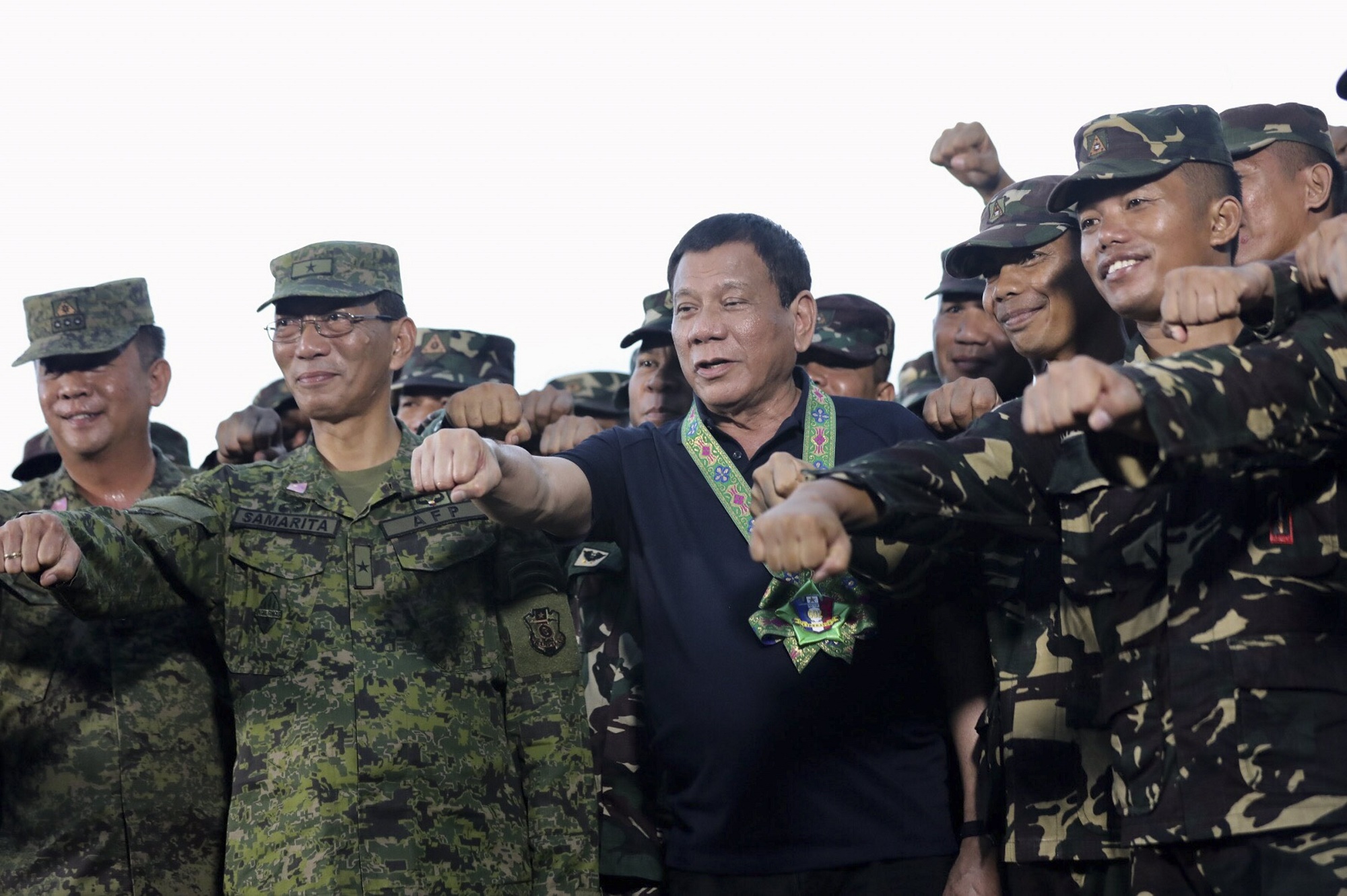  Tổng thống Philippines Rodrigo Duterte trong chuyến thăm các binh sĩ ở thị trấn Carmen, tỉnh Bắc Cotabato ngày 6/6. EPA/TTXVN
